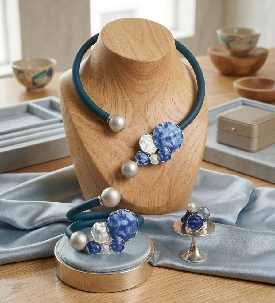 3- teiliges Set Blautöne mit Silber(Collier, Armreif und Ring), grössenverstellbar, Naturkautschuk, Design Anna Mütz