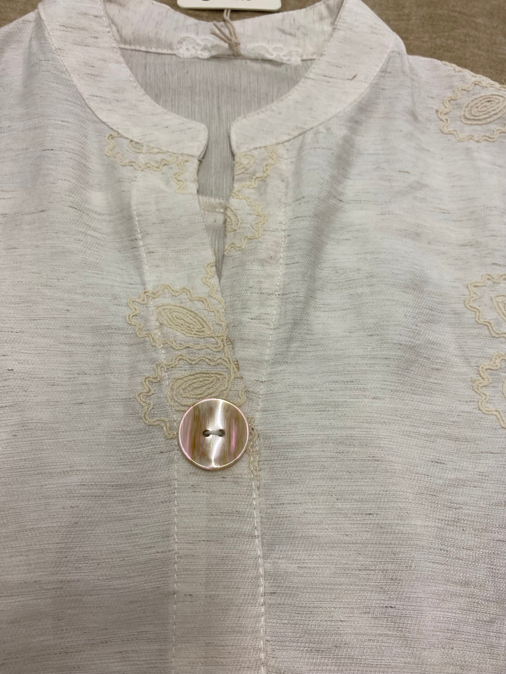 Bluse in Off-White/Creme mit floraler Stickerei – Einheitsgröße (38-42)