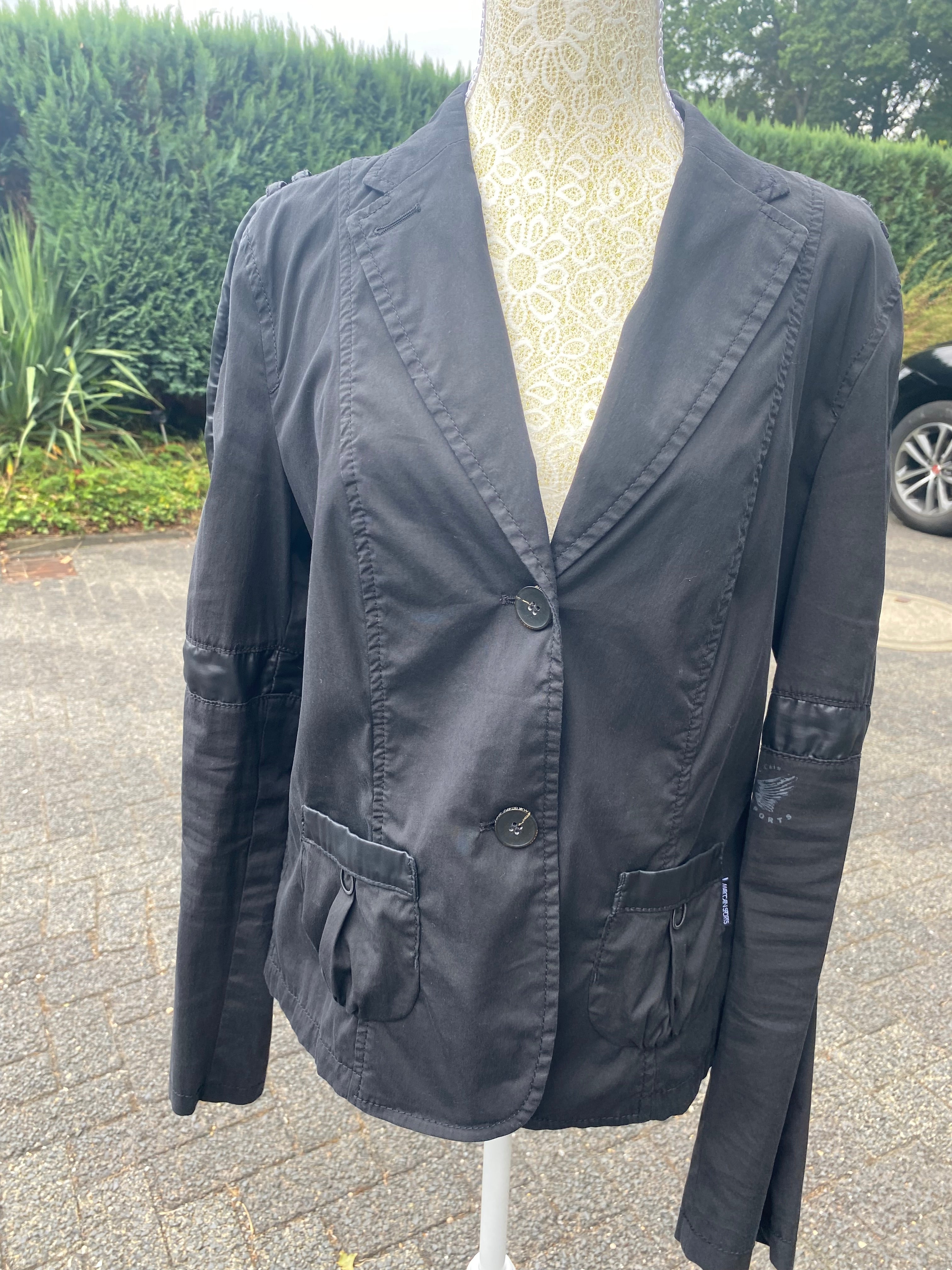 Marc Cain Sports Blazer mit vielen Raffinessen in Tiefschwarz, Ärmel leichte Über Länge Gr 38-40 (Neu & ungetragen)