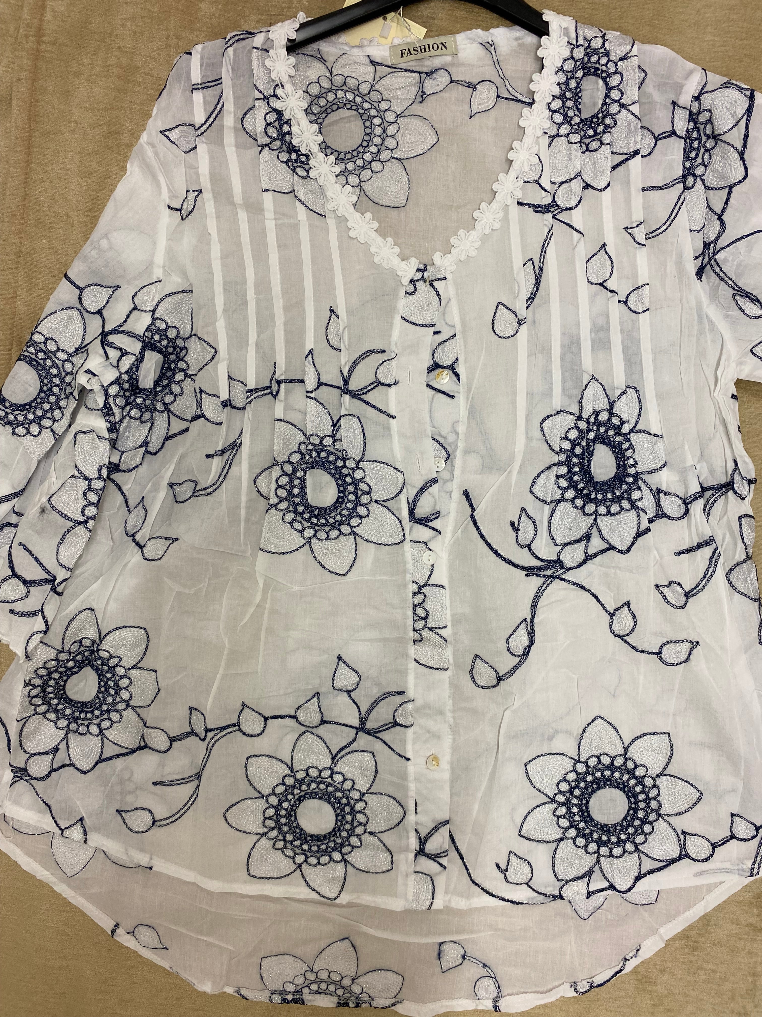 Romantische Eleganz:  neue Lieblingsbluse in A-Form mit floralen Akzenten und dezent-zartem Glitzer