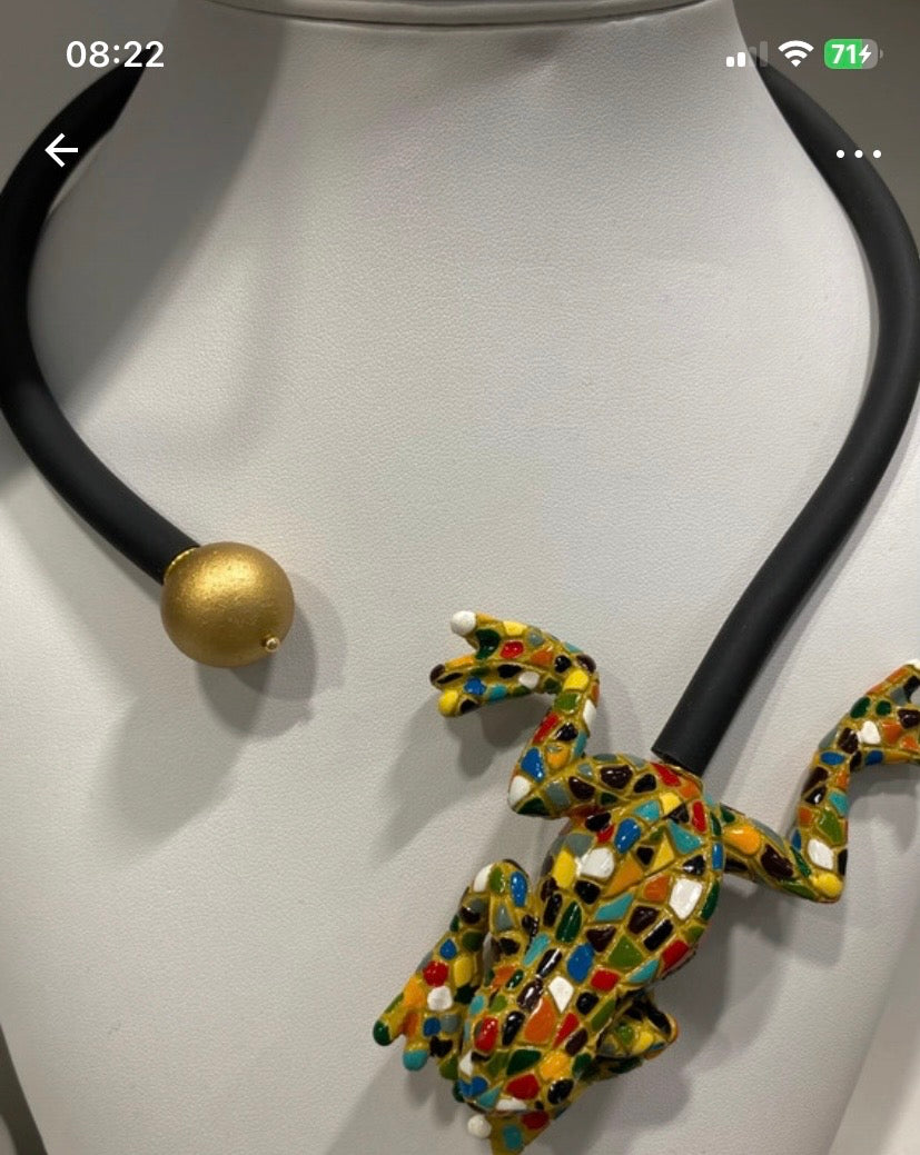 Kautschuk-Collier "Mosaik- Frosch" der Designerin Anna Mütz
