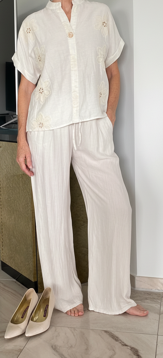 Bluse in Off-White/Creme mit floraler Stickerei – Einheitsgröße (38-42)