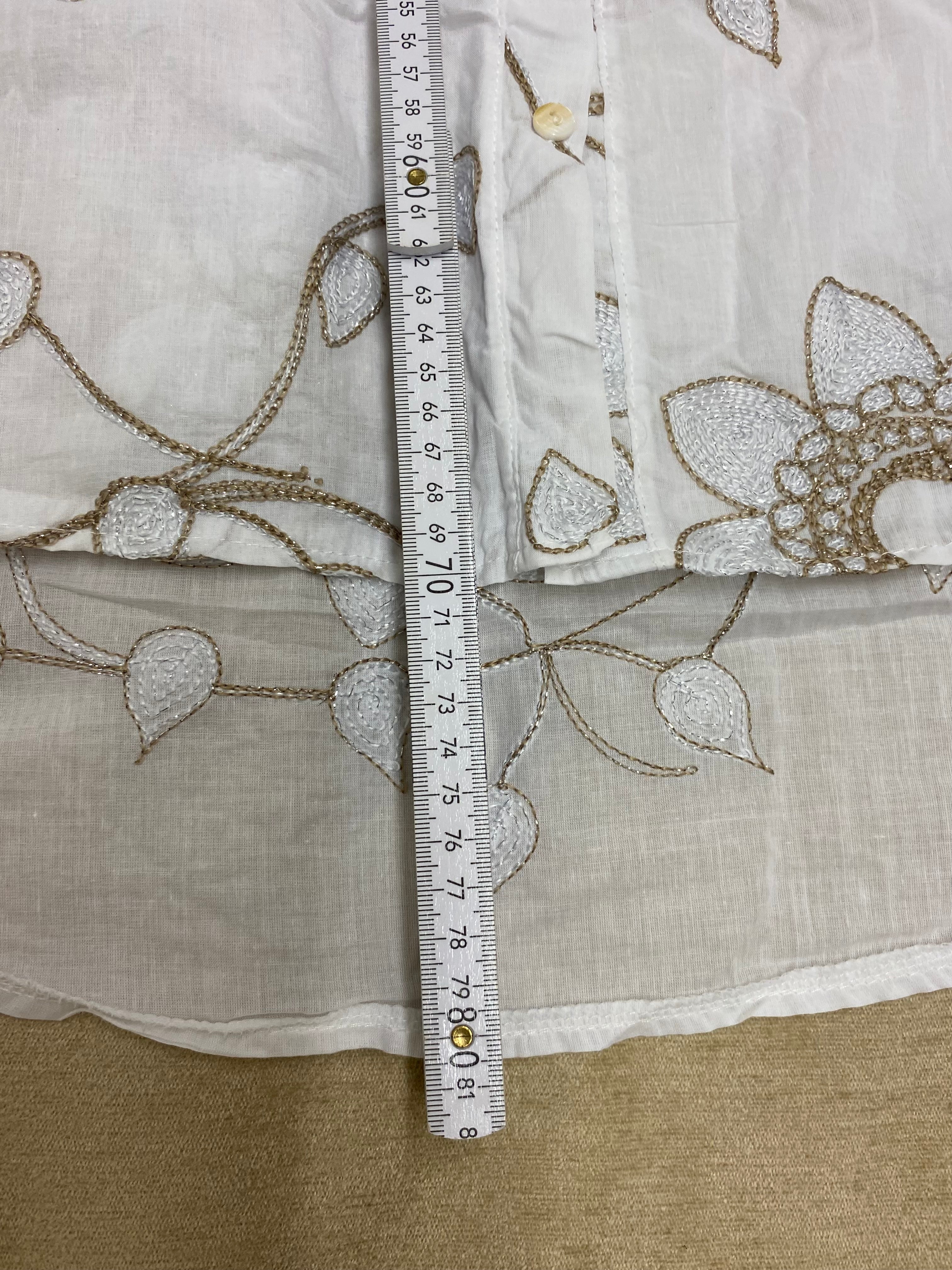 Romantische Eleganz:  neue Lieblingsbluse in A-Form mit floralen Akzenten und dezent-zartem Glitzer