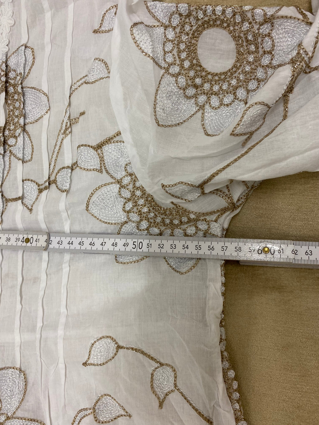Romantische Eleganz:  neue Lieblingsbluse in A-Form mit floralen Akzenten und dezent-zartem Glitzer