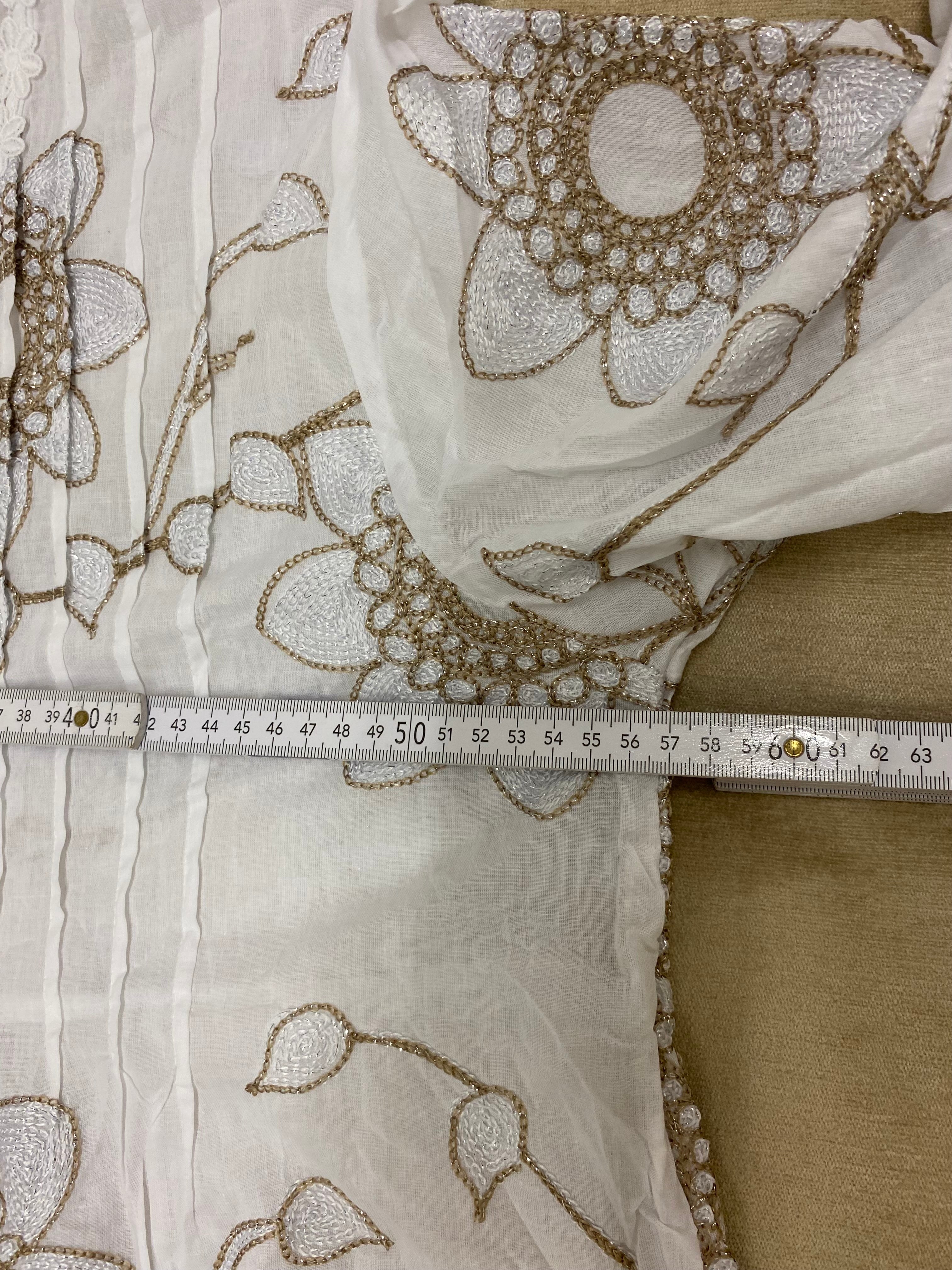 Romantische Eleganz:  neue Lieblingsbluse in A-Form mit floralen Akzenten und dezent-zartem Glitzer