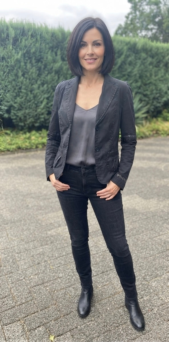 Marc Cain Sports Blazer mit vielen Raffinessen in Tiefschwarz, Ärmel leichte Über Länge Gr 38-40 (Neu & ungetragen)