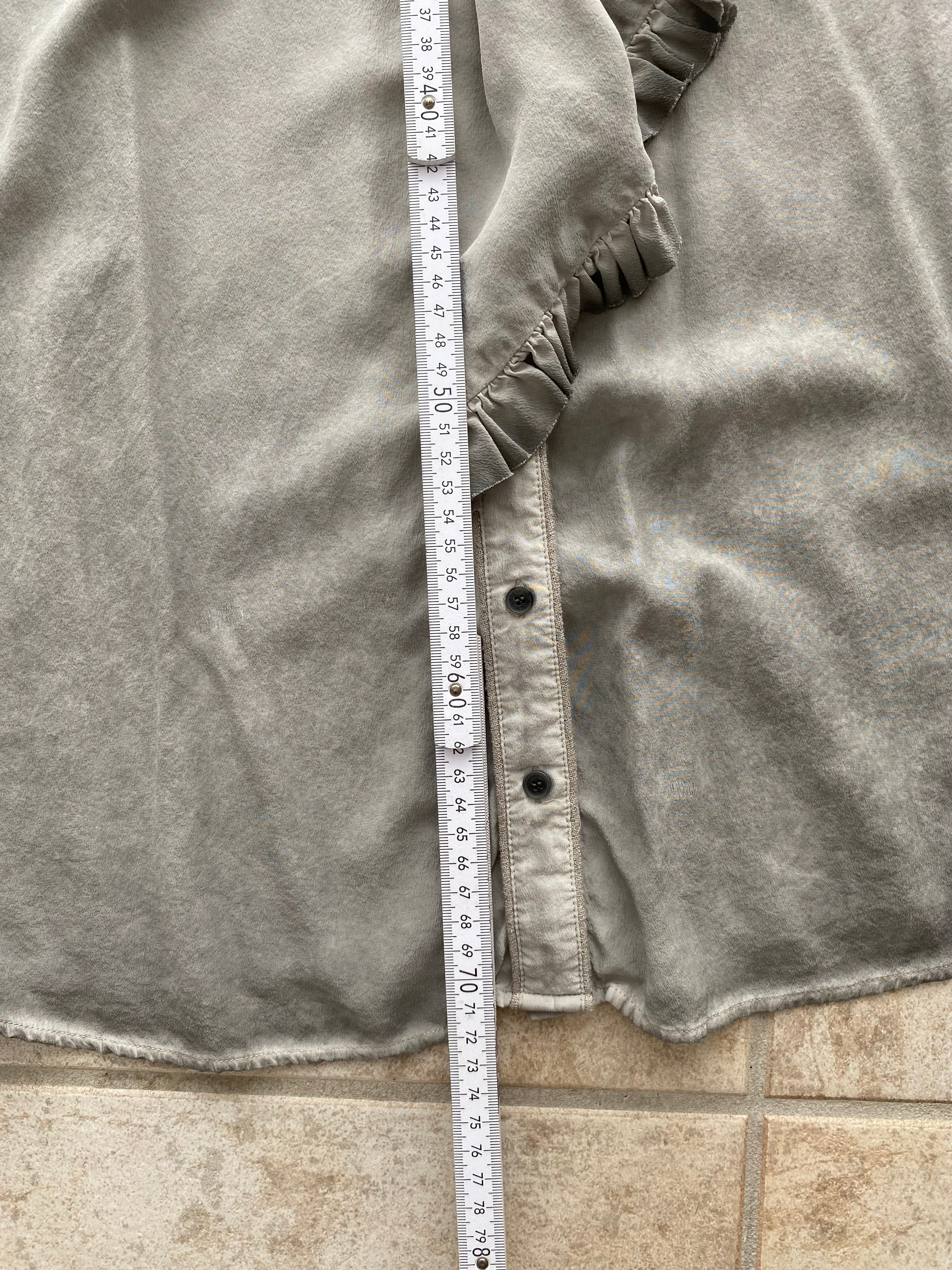 Liebeskind Berlin Bluse Gr. 42 Seidiger Touch – Vintage Grau mit Rüschen (minimaler Schönheitsfehler)