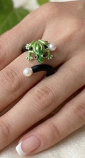 Flexibler Designer-Ring von Anna Mütz, 
Frosch-Motiv (Gold, Silber oder Grün) mit Süßwasserperlen, 
größenverstellbar