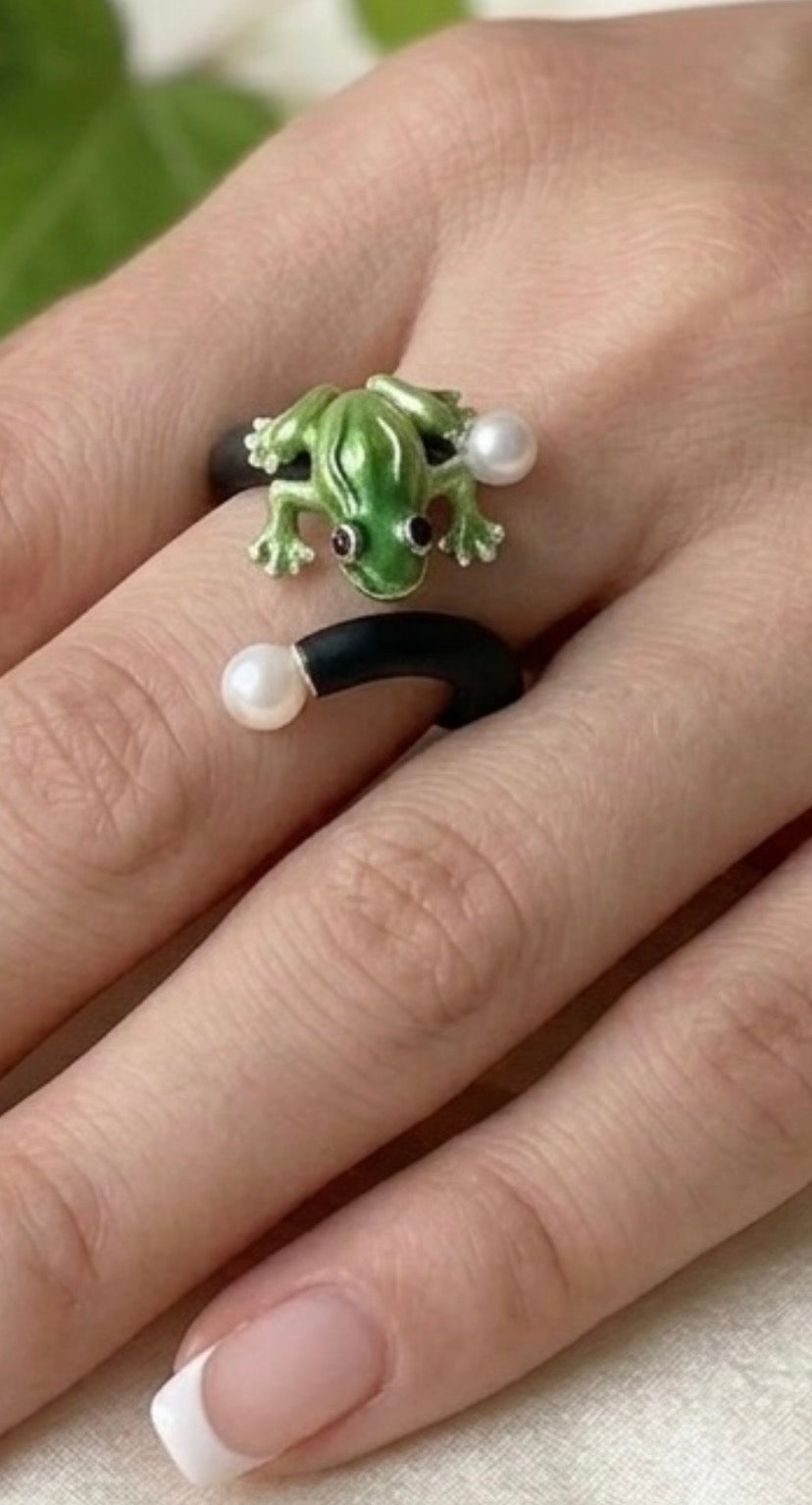 Flexibler Designer-Ring von Anna Mütz, 
Frosch-Motiv (Gold, Silber oder Grün) mit Süßwasserperlen, 
größenverstellbar