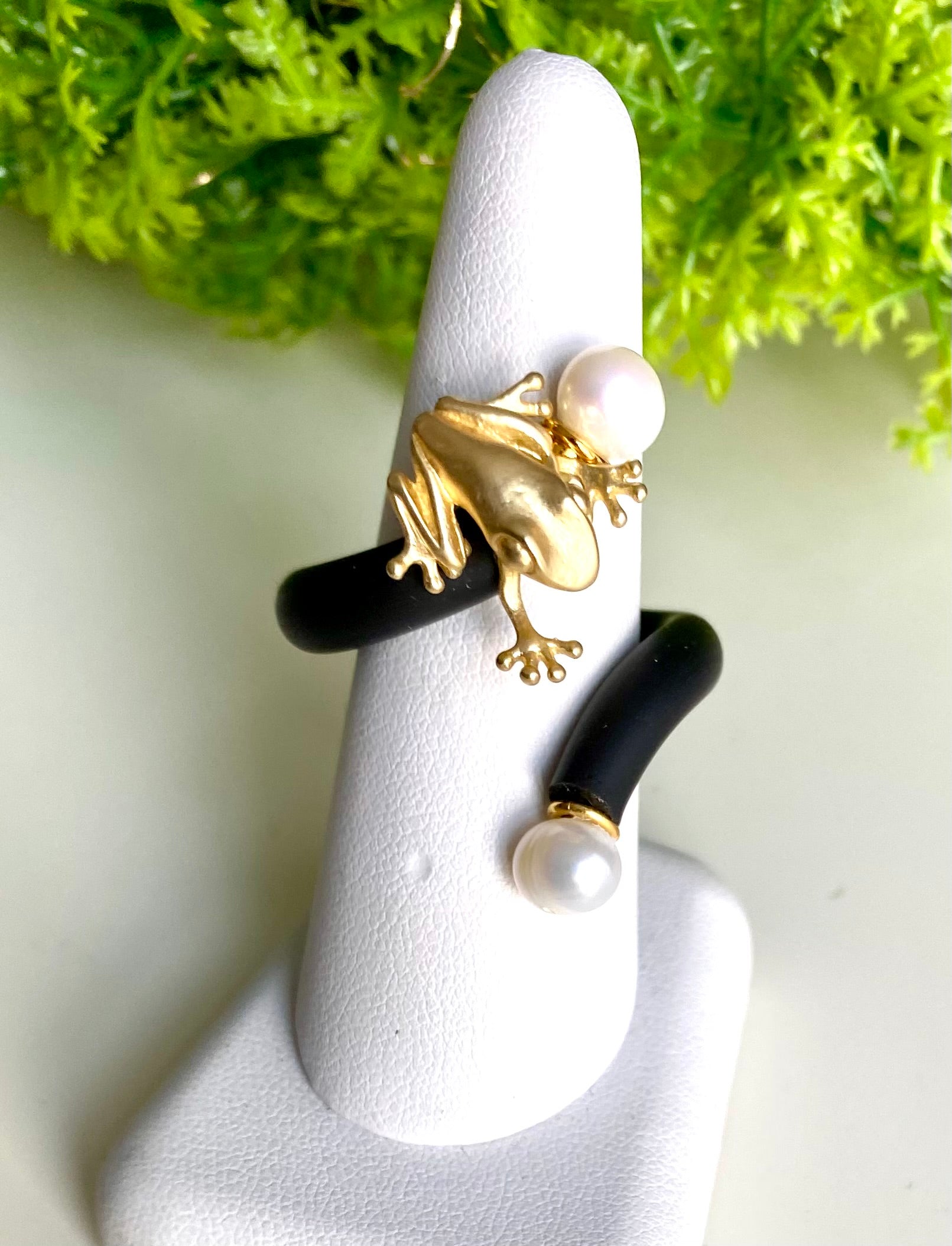 Flexibler Designer-Ring von Anna Mütz, 
Frosch-Motiv (Gold, Silber oder Grün) mit Süßwasserperlen, 
größenverstellbar