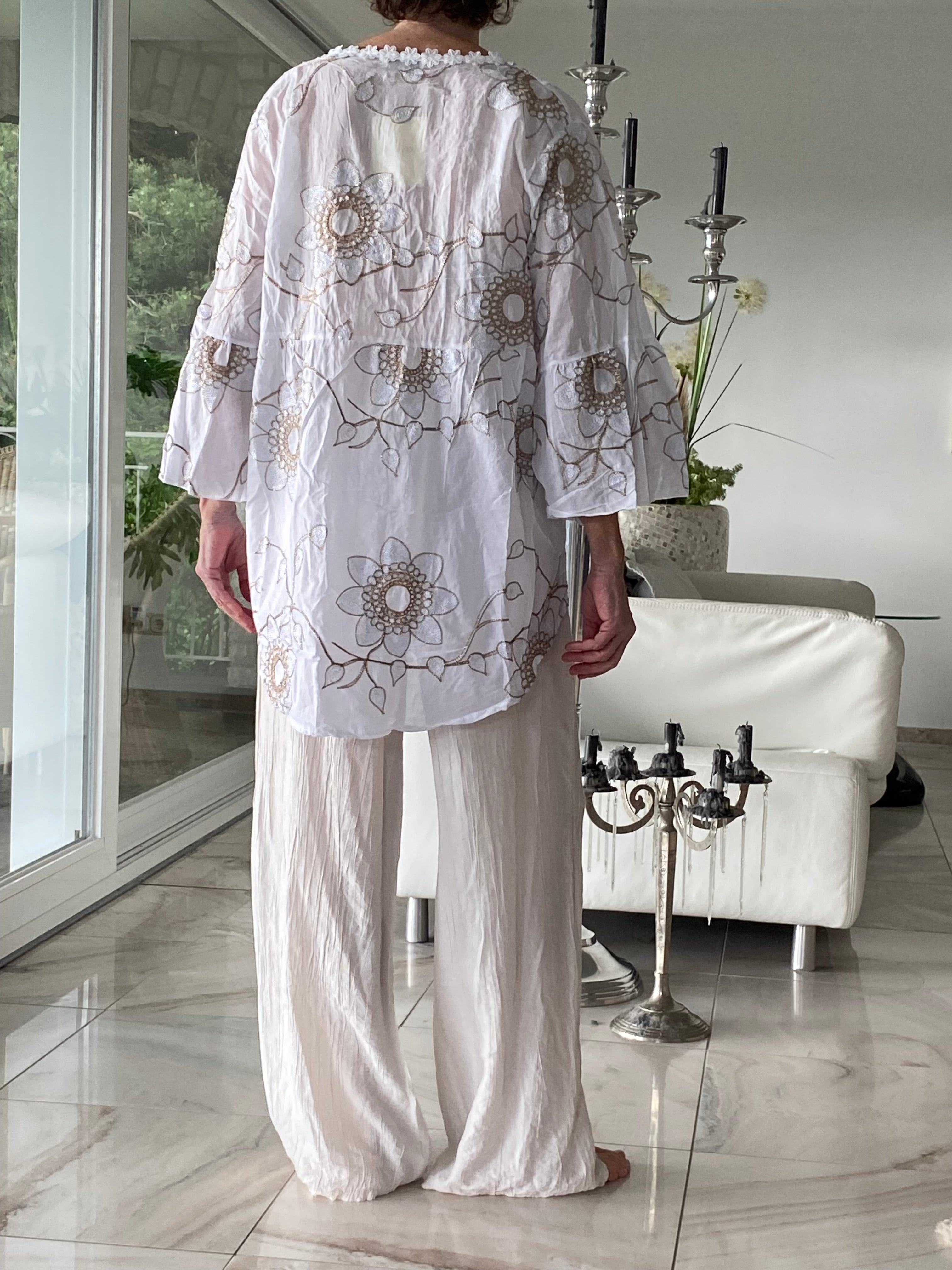Romantische Eleganz:  neue Lieblingsbluse in A-Form mit floralen Akzenten und dezent-zartem Glitzer