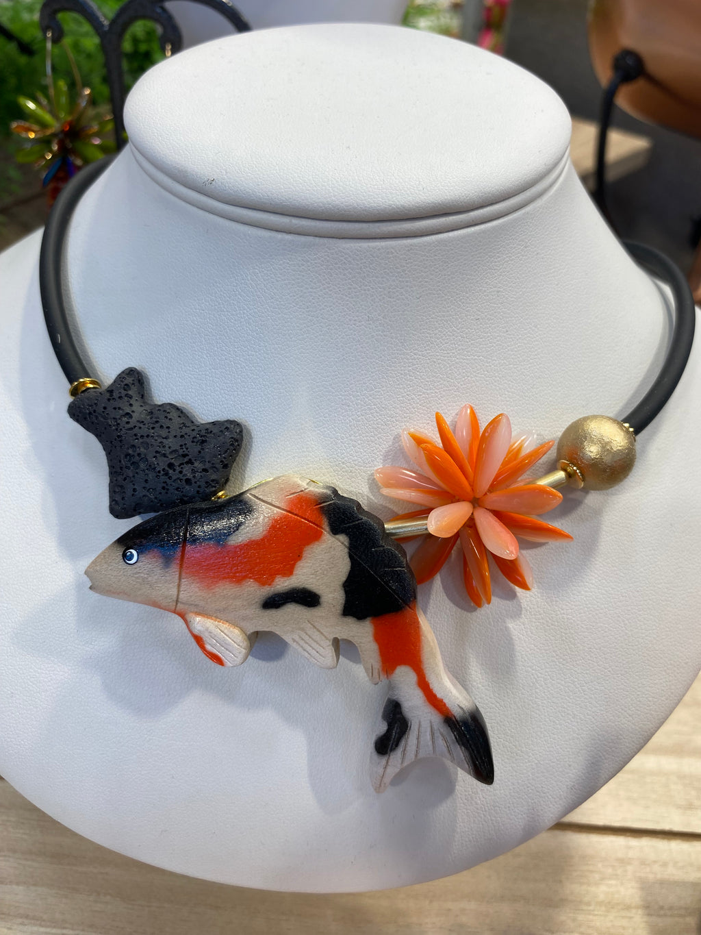 Ein Kunstwerk, das zum Leben erwacht – Handgefertigtes Koi-Collier von Anna Mütz