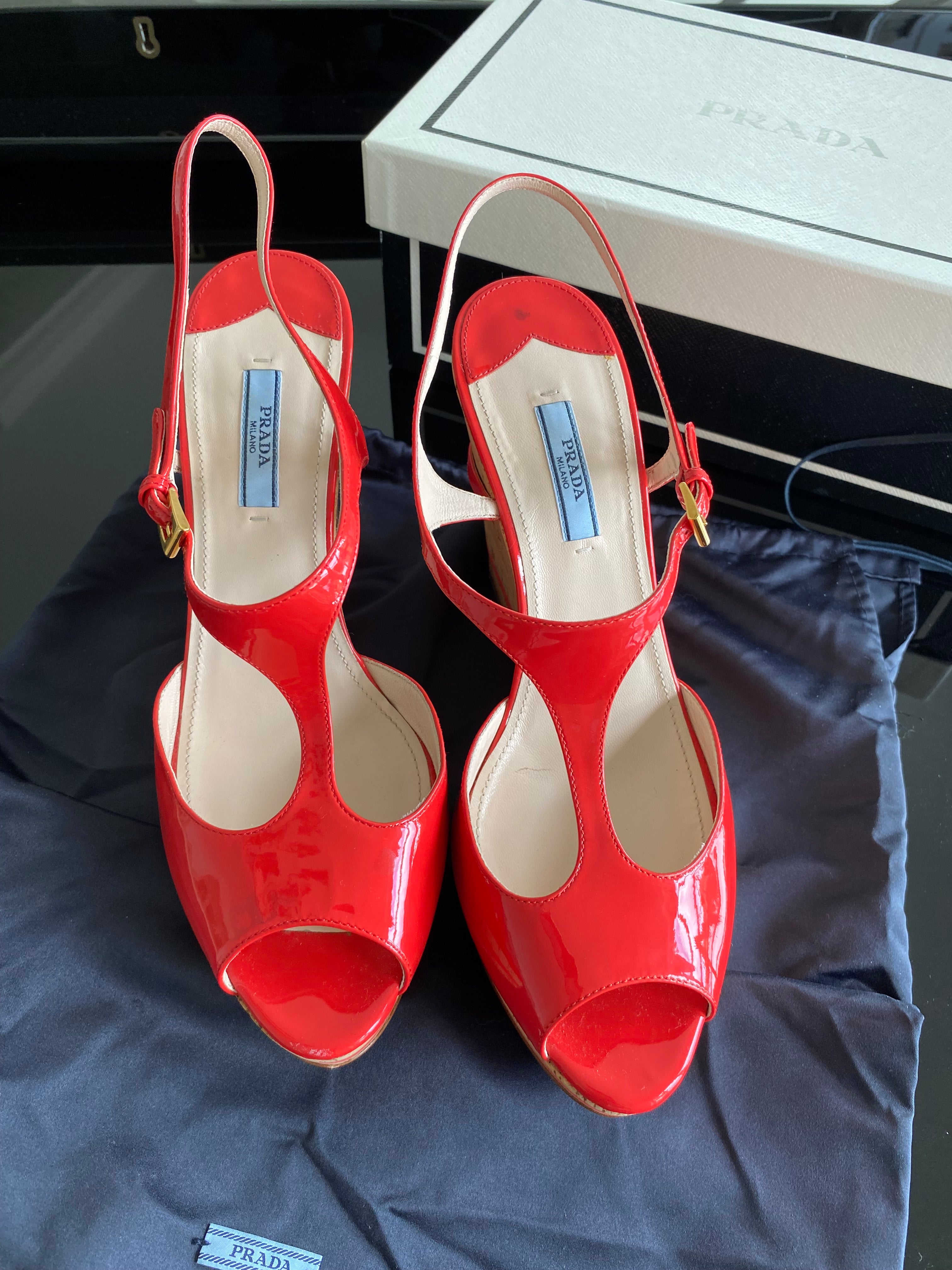 Wunderschöne Prada Keilsandaletten aus rotem Lackleder (Lipstick Red) Gr. 40,5 – neuwertig mit Schönheitsfehler!