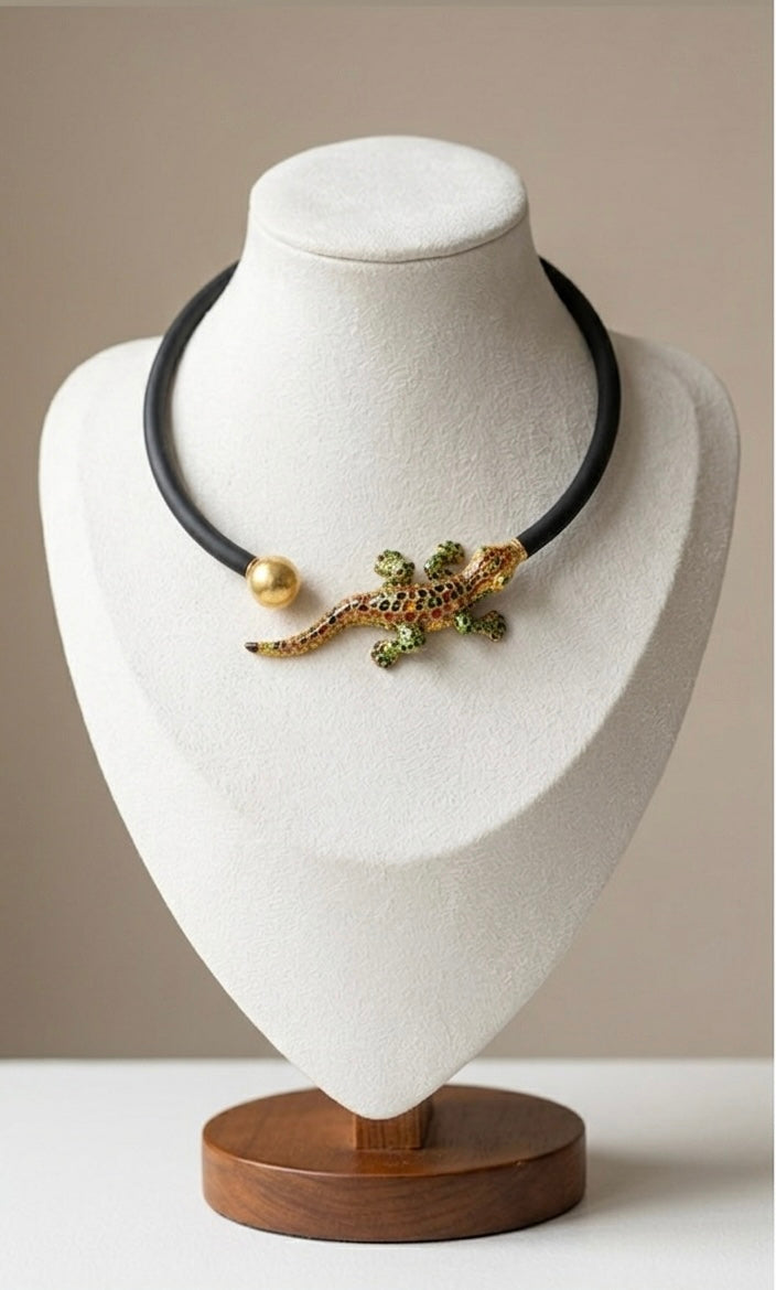 Kautschuk-Collier "Salamander" der Designerin Anna Mütz
