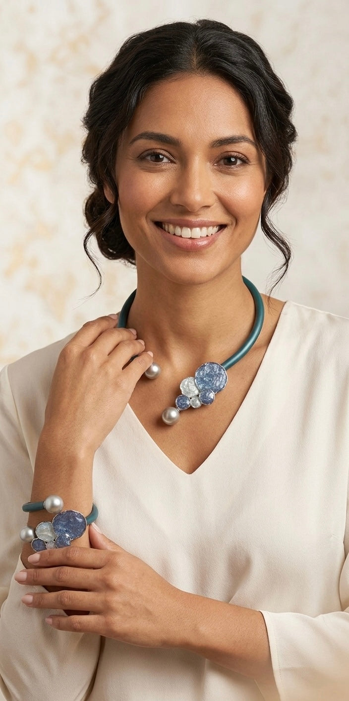 3- teiliges Set Blautöne mit Silber(Collier, Armreif und Ring), grössenverstellbar, Naturkautschuk, Design Anna Mütz
