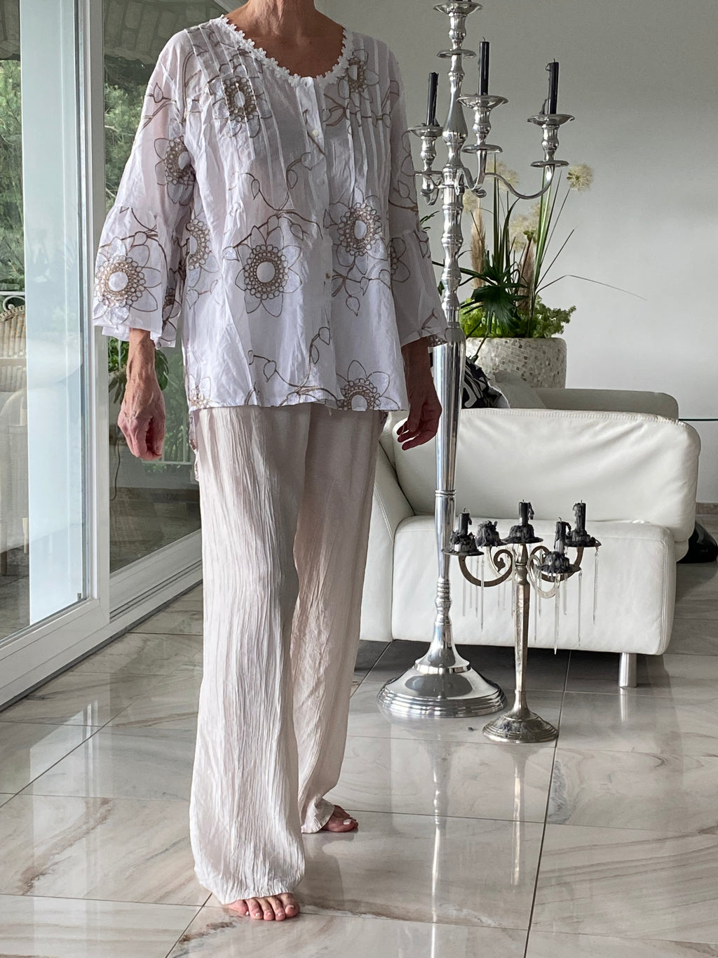 Romantische Eleganz:  neue Lieblingsbluse in A-Form mit floralen Akzenten und dezent-zartem Glitzer