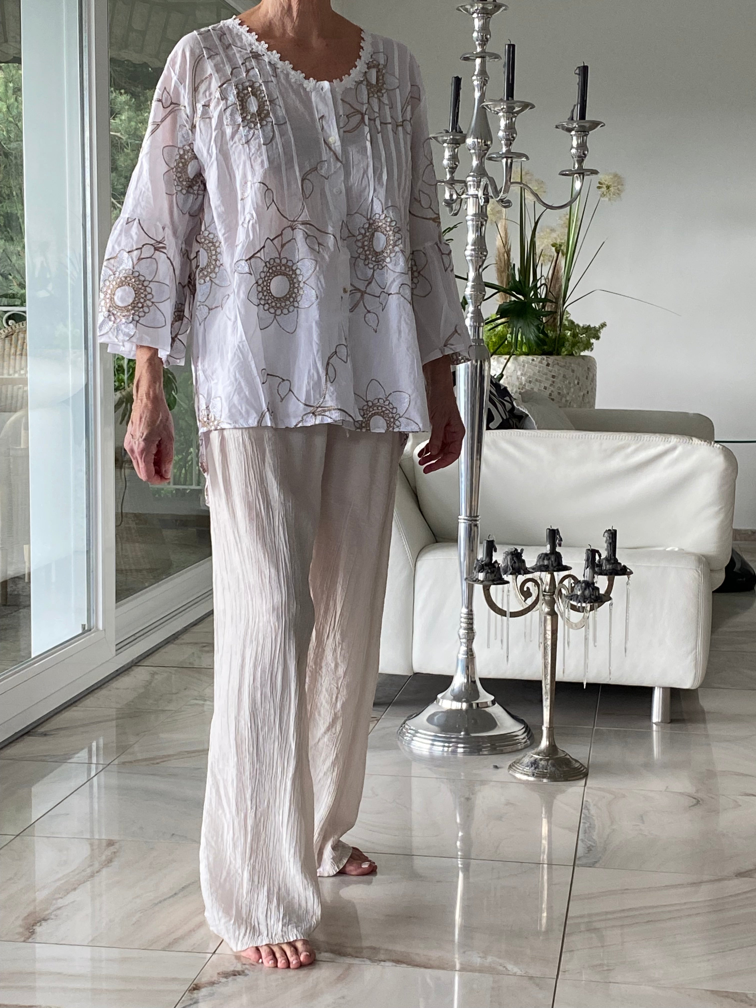 Romantische Eleganz:  neue Lieblingsbluse in A-Form mit floralen Akzenten und dezent-zartem Glitzer