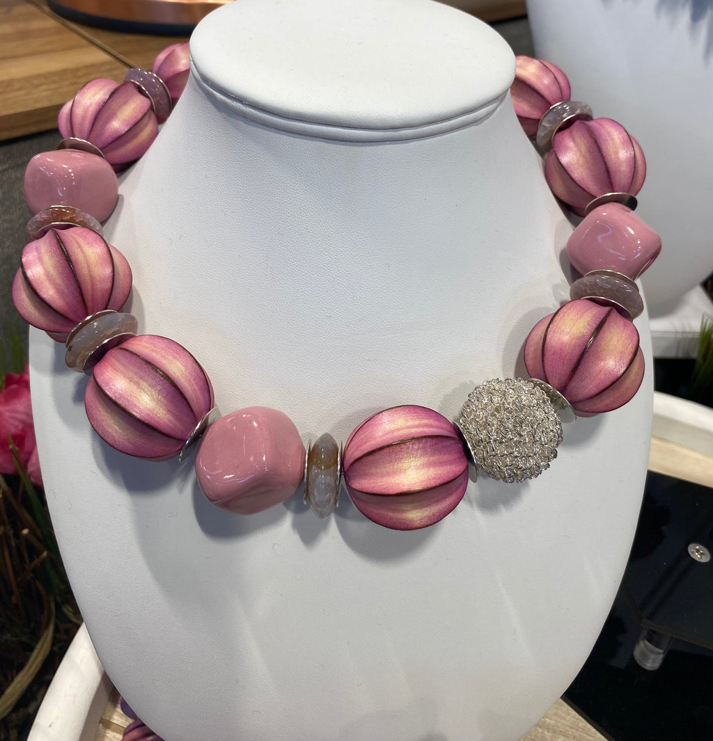 Handgefertigtes Collier in Rosé von Anna Mütz