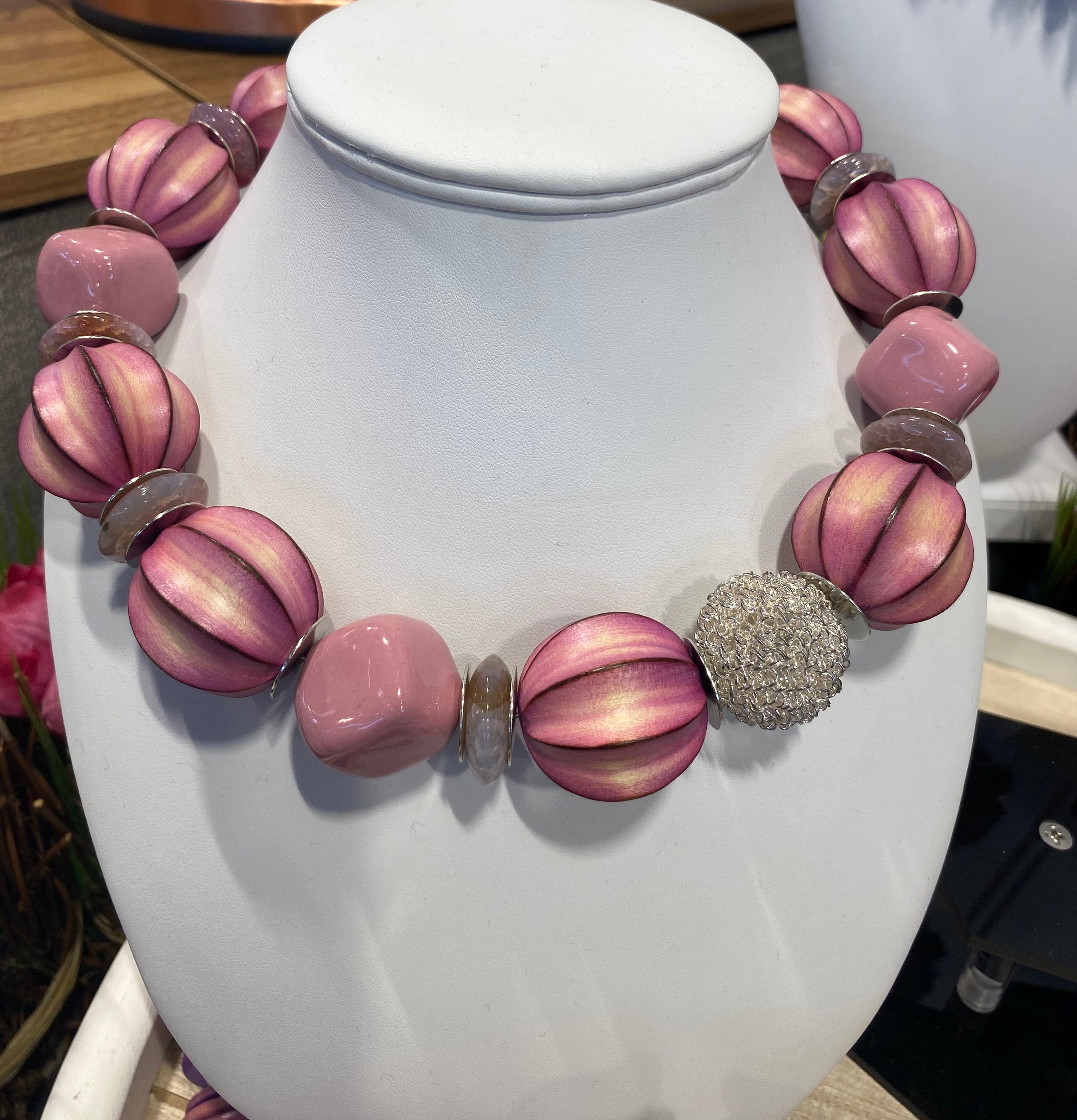 Handgefertigtes Collier in Rosé von Anna Mütz
