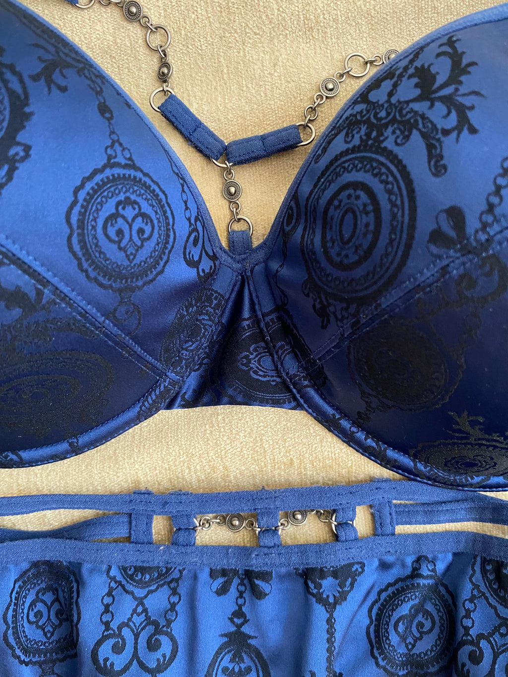 Luxus Wäsche-Set in glänzendem Tiefblau von Marlies Dekkers, 80 D – Wie neu!