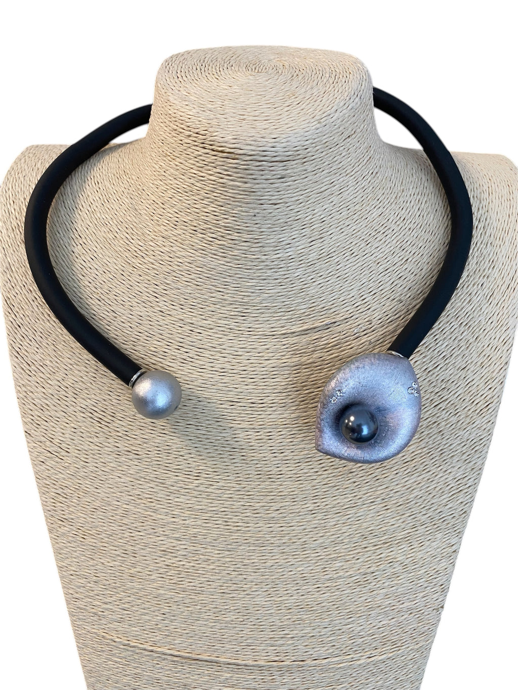 Designer-Collier/ Halsreif aus Kautschuk, Design Anna Mütz, Blüte im Industrial Chic mit Perle