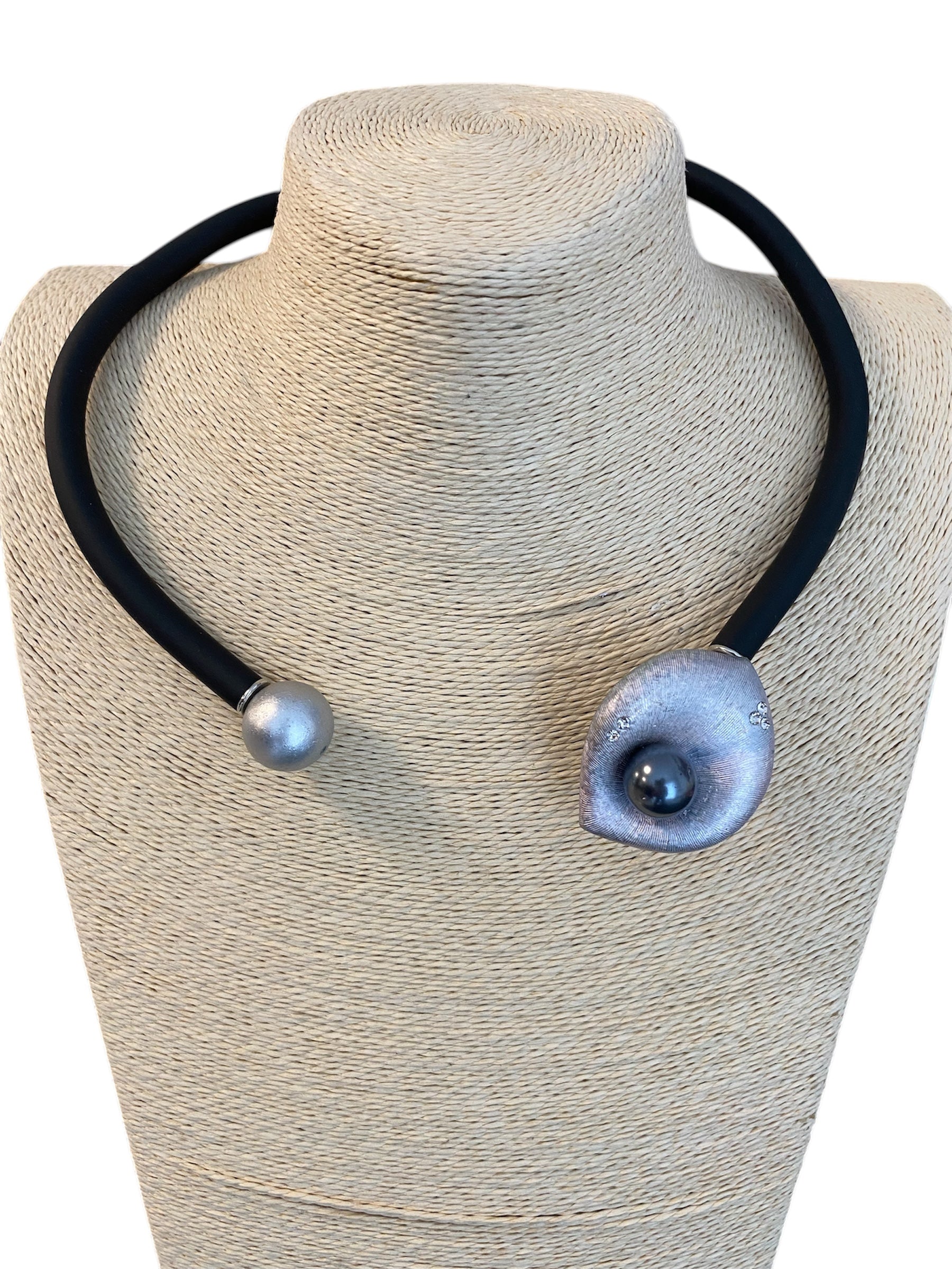 Designer-Collier/ Halsreif aus Kautschuk, Design Anna Mütz, Blüte im Industrial Chic mit Perle