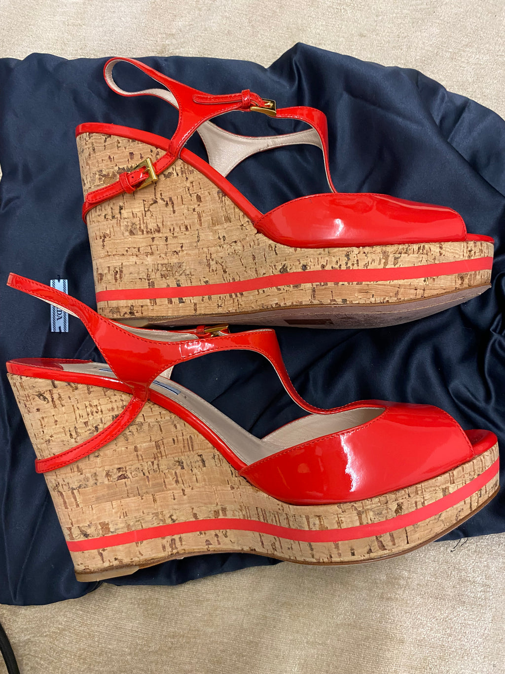 Wunderschöne Prada Keilsandaletten aus rotem Lackleder (Lipstick Red) Gr. 40,5 – neuwertig mit Schönheitsfehler!