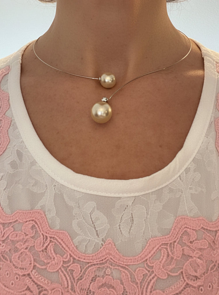 Zeitlose Eleganz trifft modernes Design mit Muschelkernperlen in einem abgetönten, zarten Weiß