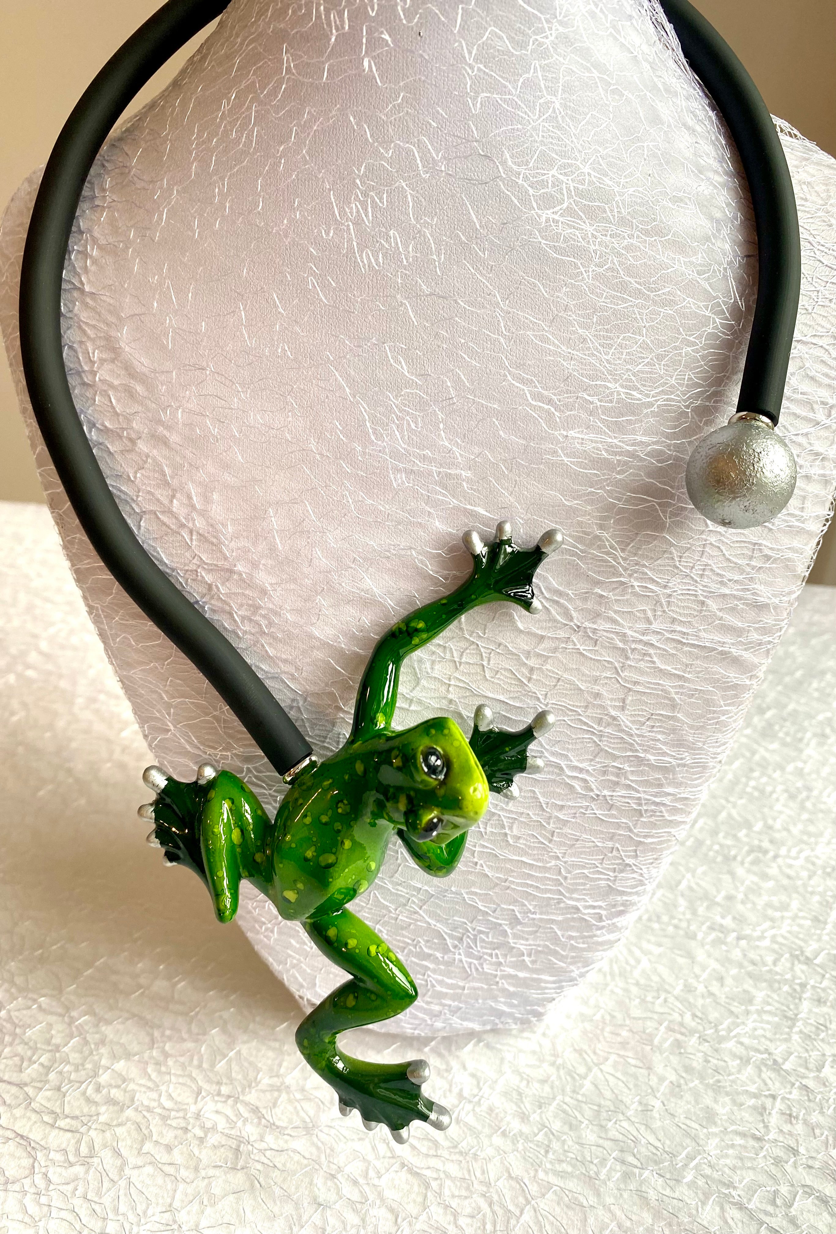 Exklusives und außergewöhnliches Frosch-Collier in lebendigem Grün der Designerin Anna Mütz