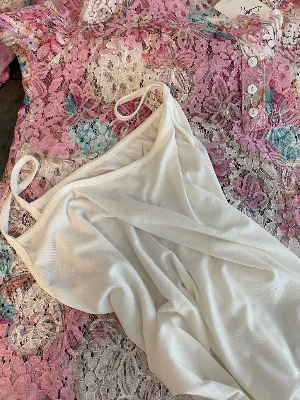 Sportlich, elegante Spitzen-Bluse mit passendem Top, locker geschnittene One-Size (M-XL) in verschiedenen Farbkompositionen vorrätig.