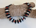 Collier von Designerin Anna Mütz – Kautschuk trifft Koralle & Perle