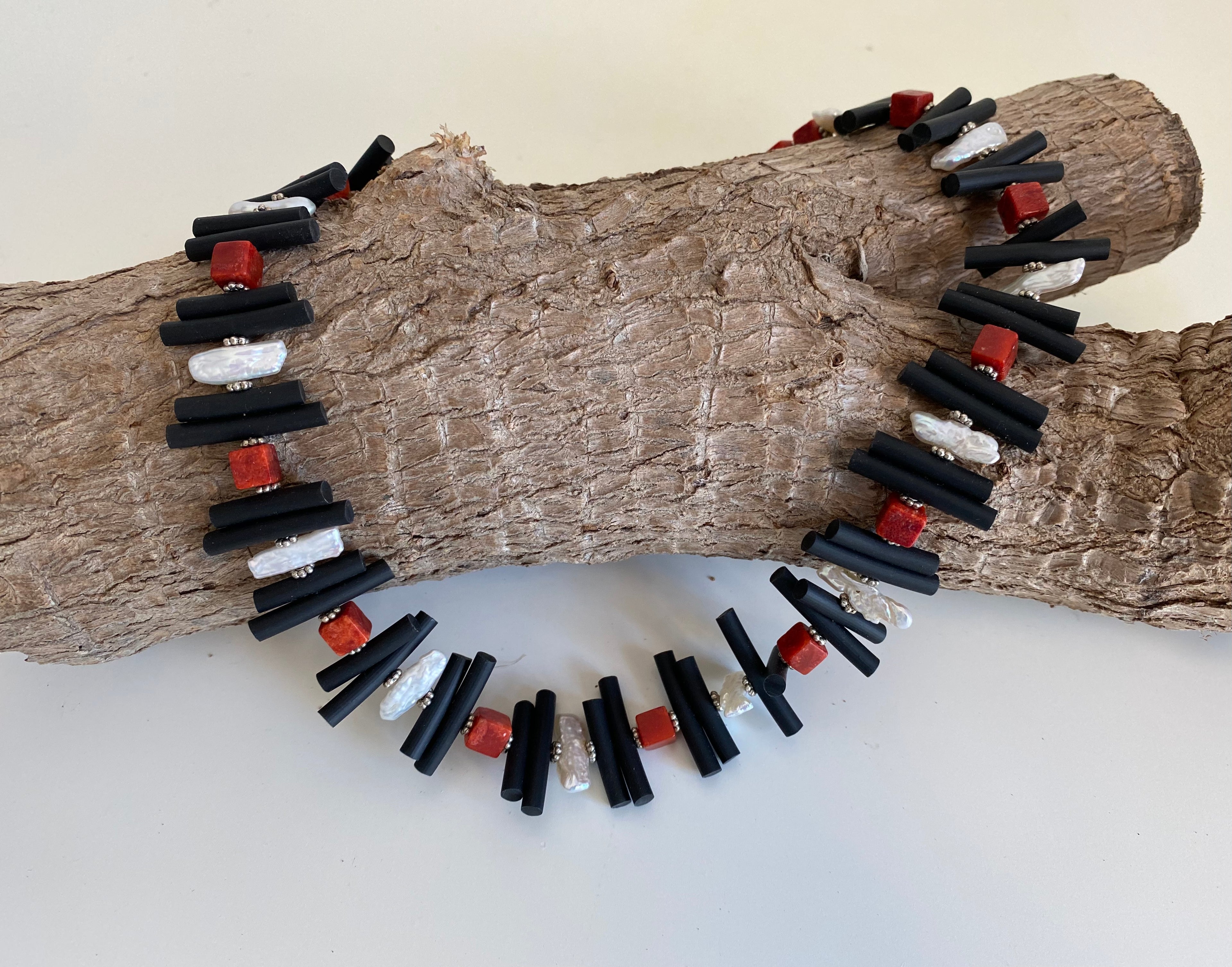 Collier von Designerin Anna Mütz – Kautschuk trifft Koralle & Perle