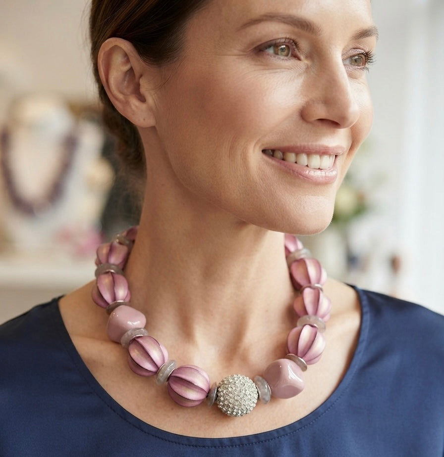 Handgefertigtes Collier in Rosé von Anna Mütz