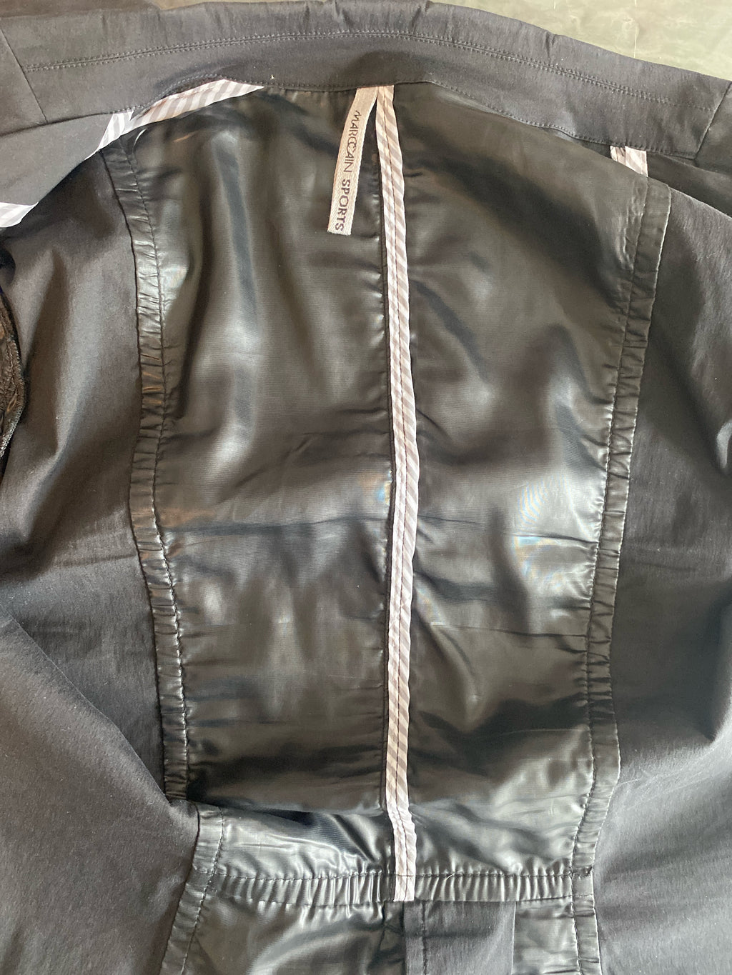 Marc Cain Sports Blazer mit vielen Raffinessen in Tiefschwarz, Ärmel leichte Über Länge Gr 38-40 (Neu & ungetragen)