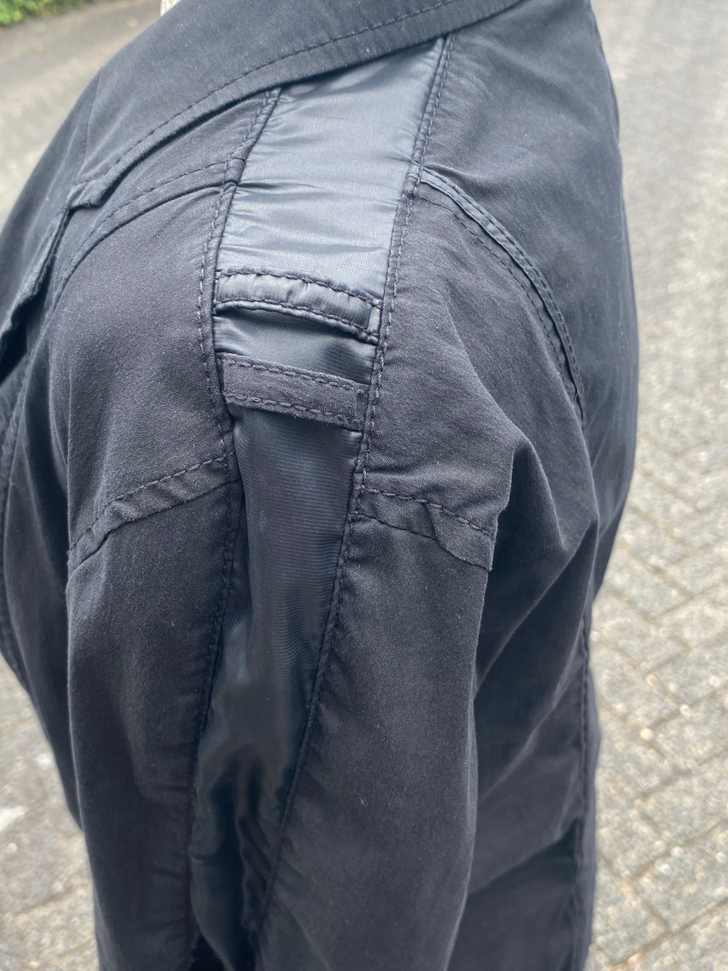 Marc Cain Sports Blazer mit vielen Raffinessen in Tiefschwarz, Ärmel leichte Über Länge Gr 38-40 (Neu & ungetragen)