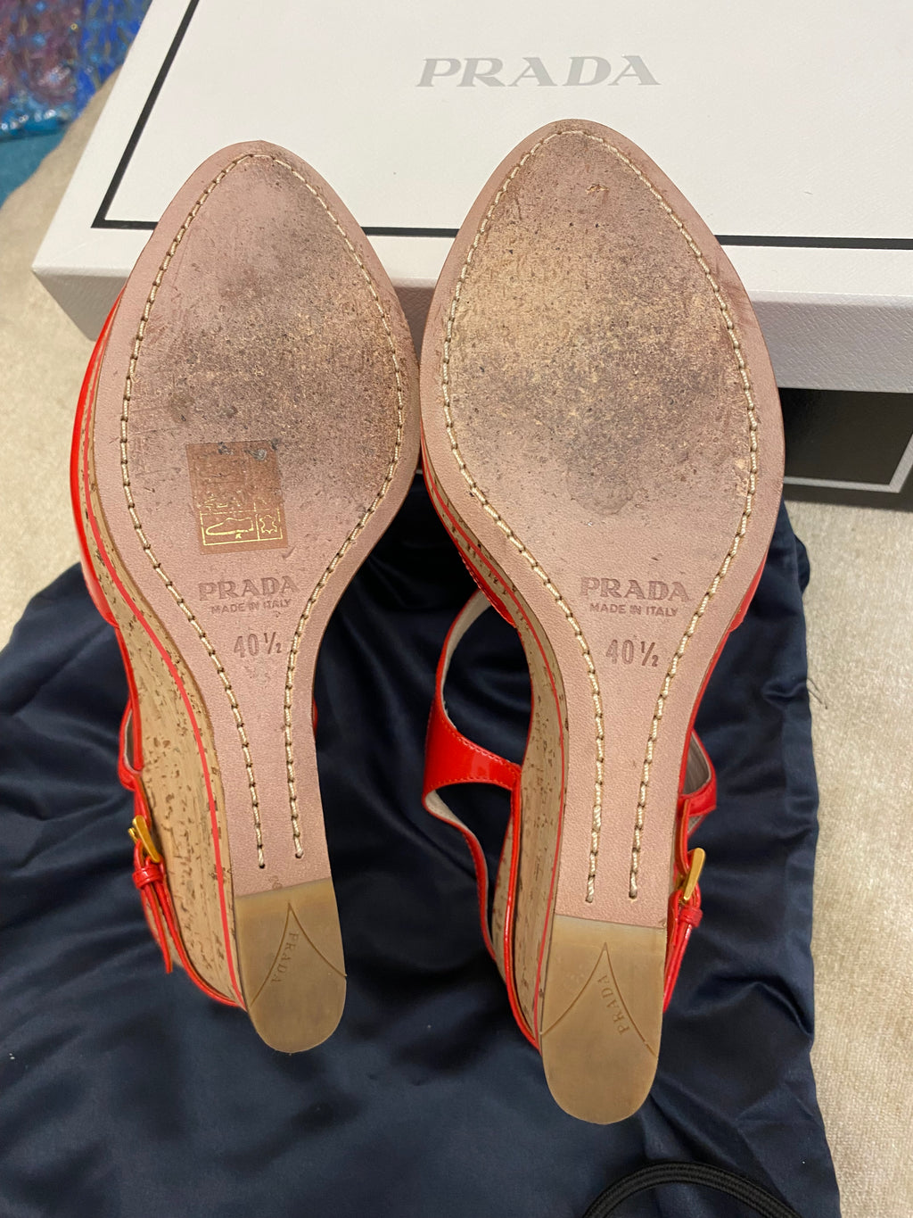 Wunderschöne Prada Keilsandaletten aus rotem Lackleder (Lipstick Red) Gr. 40,5 – neuwertig mit Schönheitsfehler!