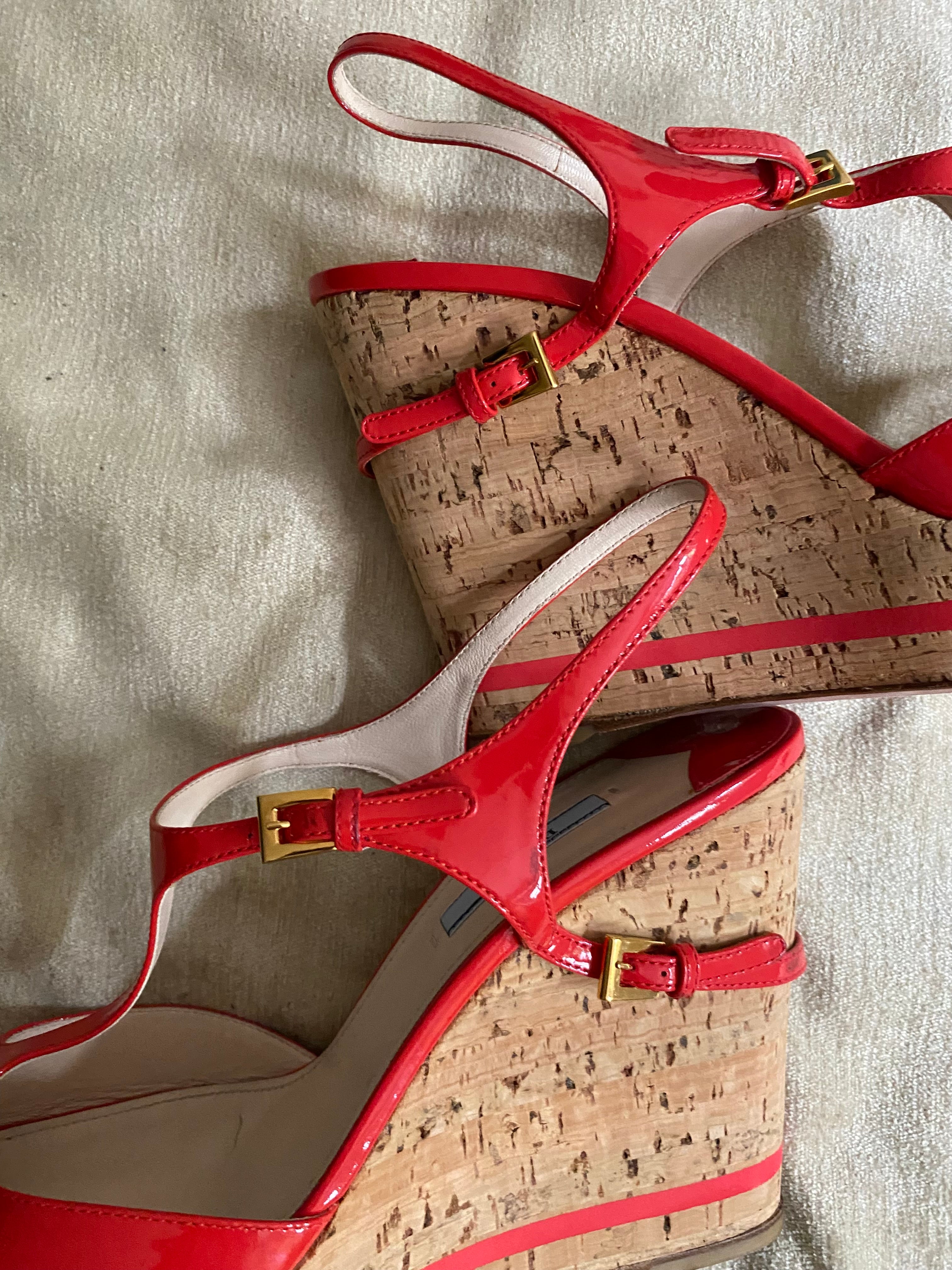 Wunderschöne Prada Keilsandaletten aus rotem Lackleder (Lipstick Red) Gr. 40,5 – neuwertig mit Schönheitsfehler!