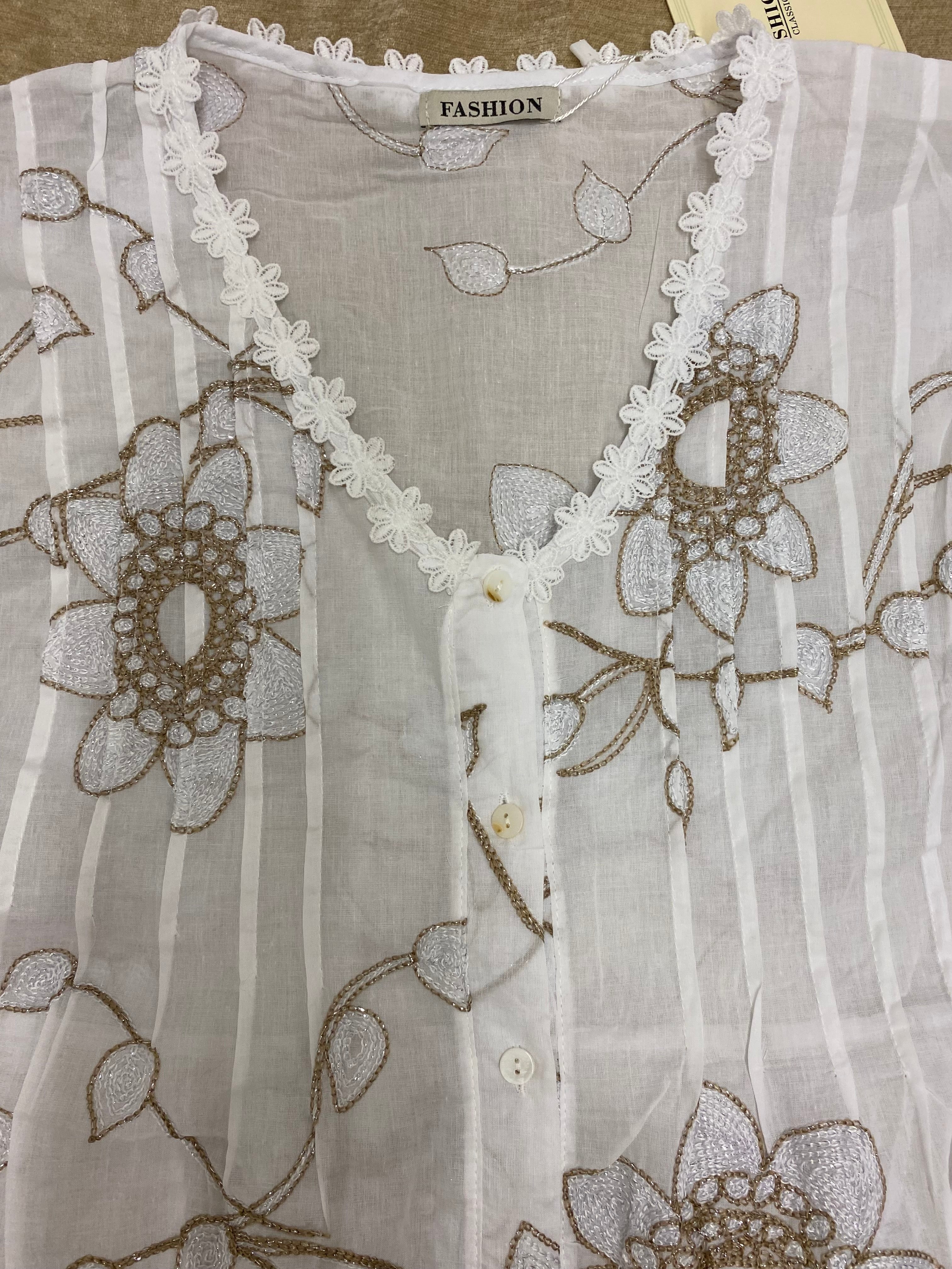 Romantische Eleganz:  neue Lieblingsbluse in A-Form mit floralen Akzenten und dezent-zartem Glitzer
