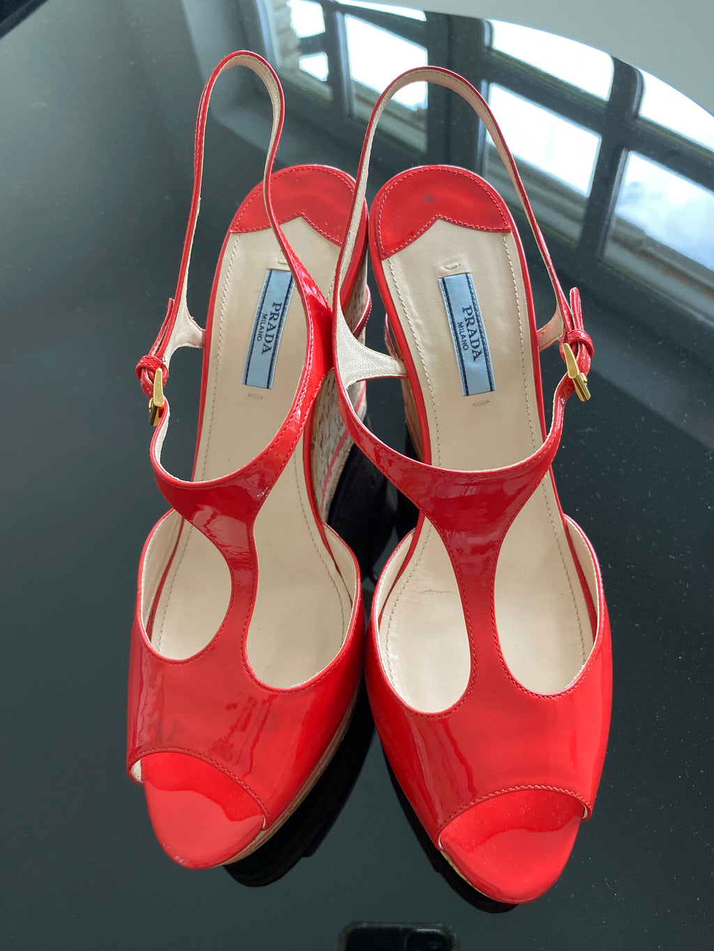 Wunderschöne Prada Keilsandaletten aus rotem Lackleder (Lipstick Red) Gr. 40,5 – neuwertig mit Schönheitsfehler!