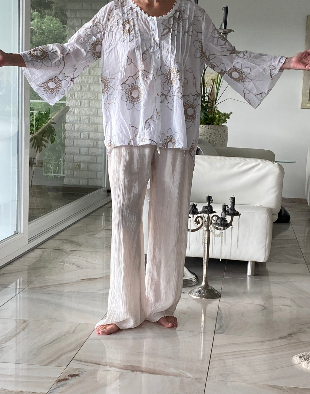 Romantische Eleganz:  neue Lieblingsbluse in A-Form mit floralen Akzenten und dezent-zartem Glitzer