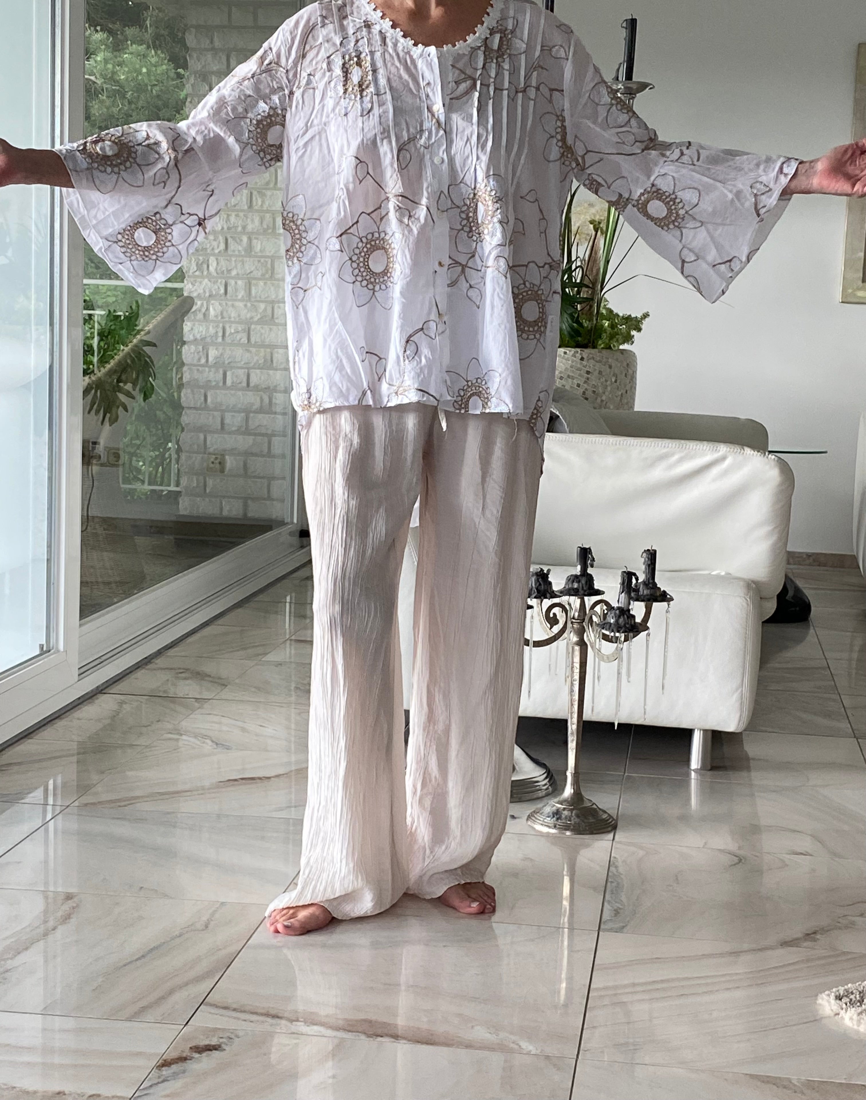 Romantische Eleganz:  neue Lieblingsbluse in A-Form mit floralen Akzenten und dezent-zartem Glitzer