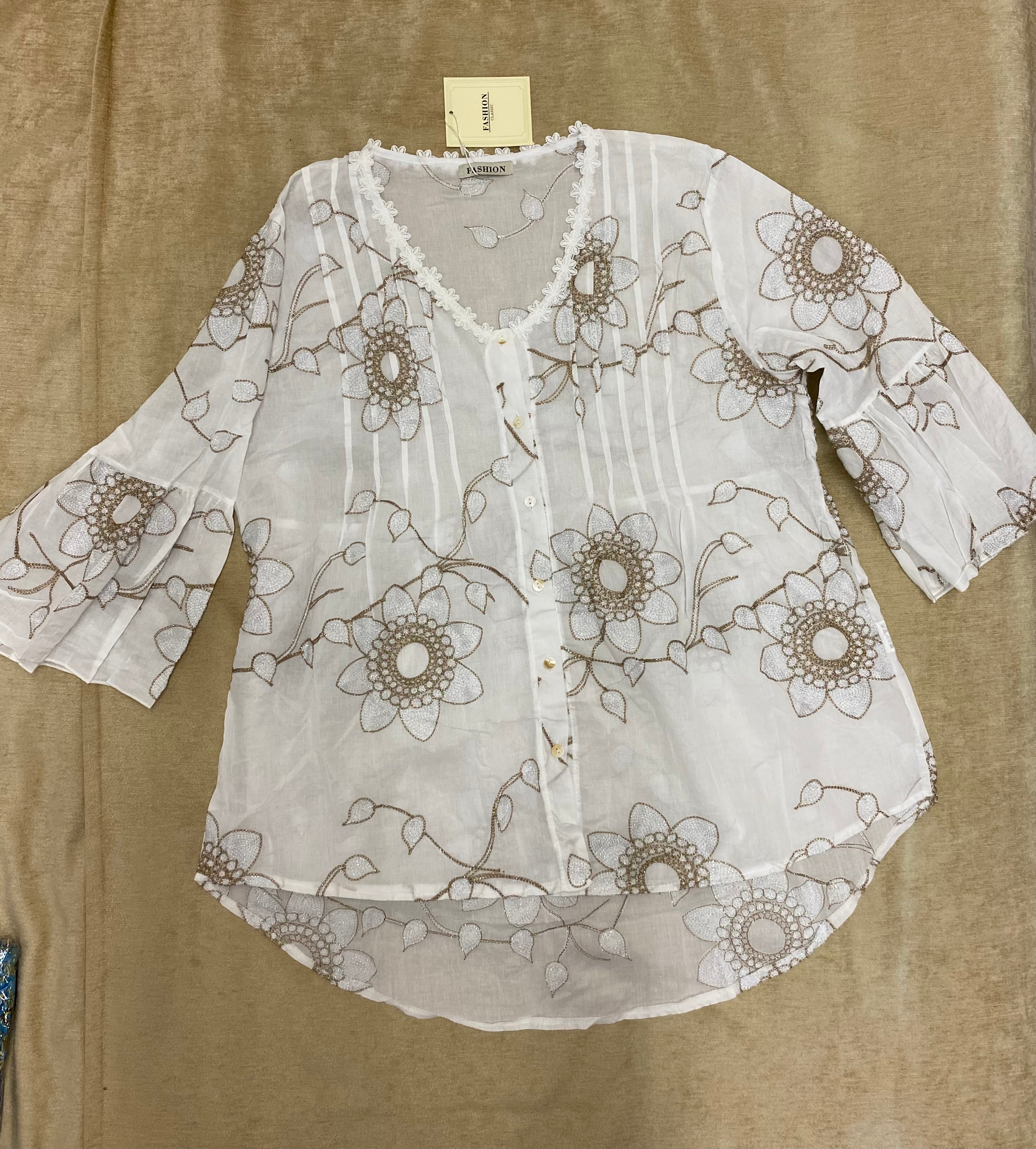 Romantische Eleganz:  neue Lieblingsbluse in A-Form mit floralen Akzenten und dezent-zartem Glitzer