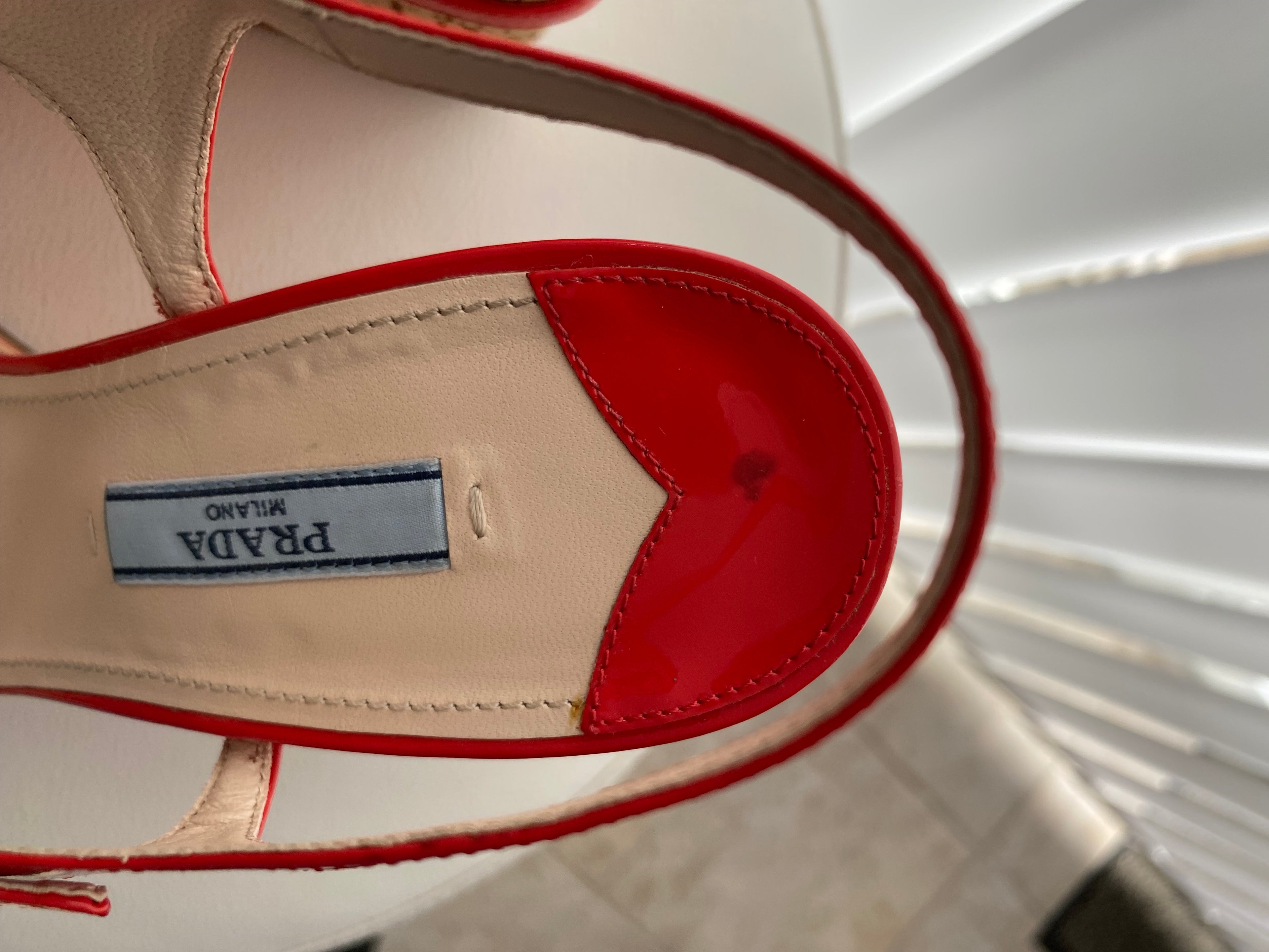 Wunderschöne Prada Keilsandaletten aus rotem Lackleder (Lipstick Red) Gr. 40,5 – neuwertig mit Schönheitsfehler!
