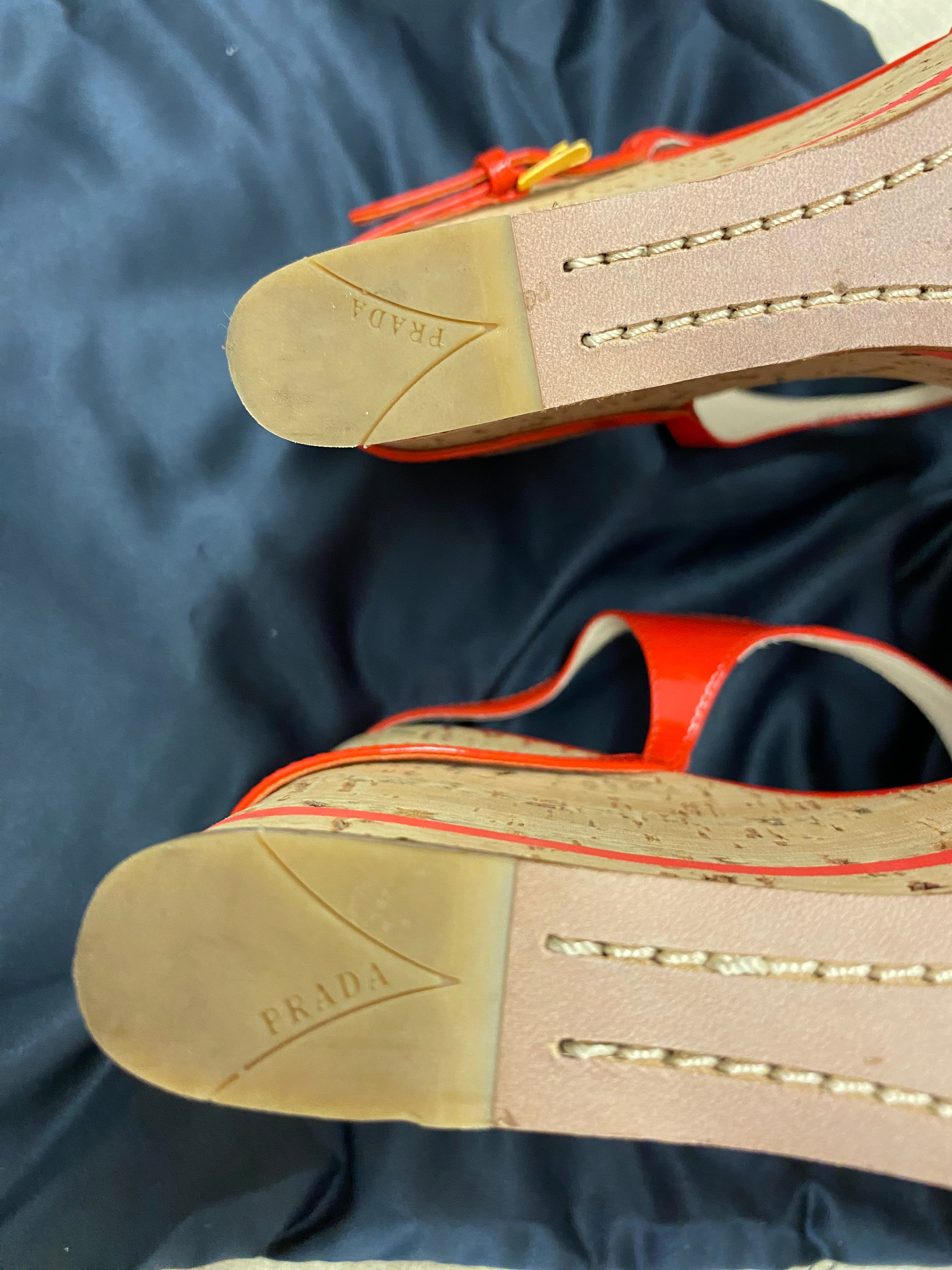 Wunderschöne Prada Keilsandaletten aus rotem Lackleder (Lipstick Red) Gr. 40,5 – neuwertig mit Schönheitsfehler!