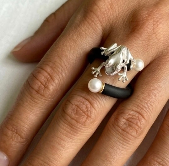 Flexibler Designer-Ring von Anna Mütz, 
Frosch-Motiv (Gold, Silber oder Grün) mit Süßwasserperlen, 
größenverstellbar