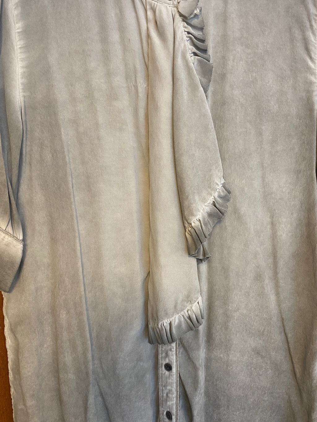 Liebeskind Berlin Bluse Gr. 42 Seidiger Touch – Vintage Grau mit Rüschen (minimaler Schönheitsfehler)