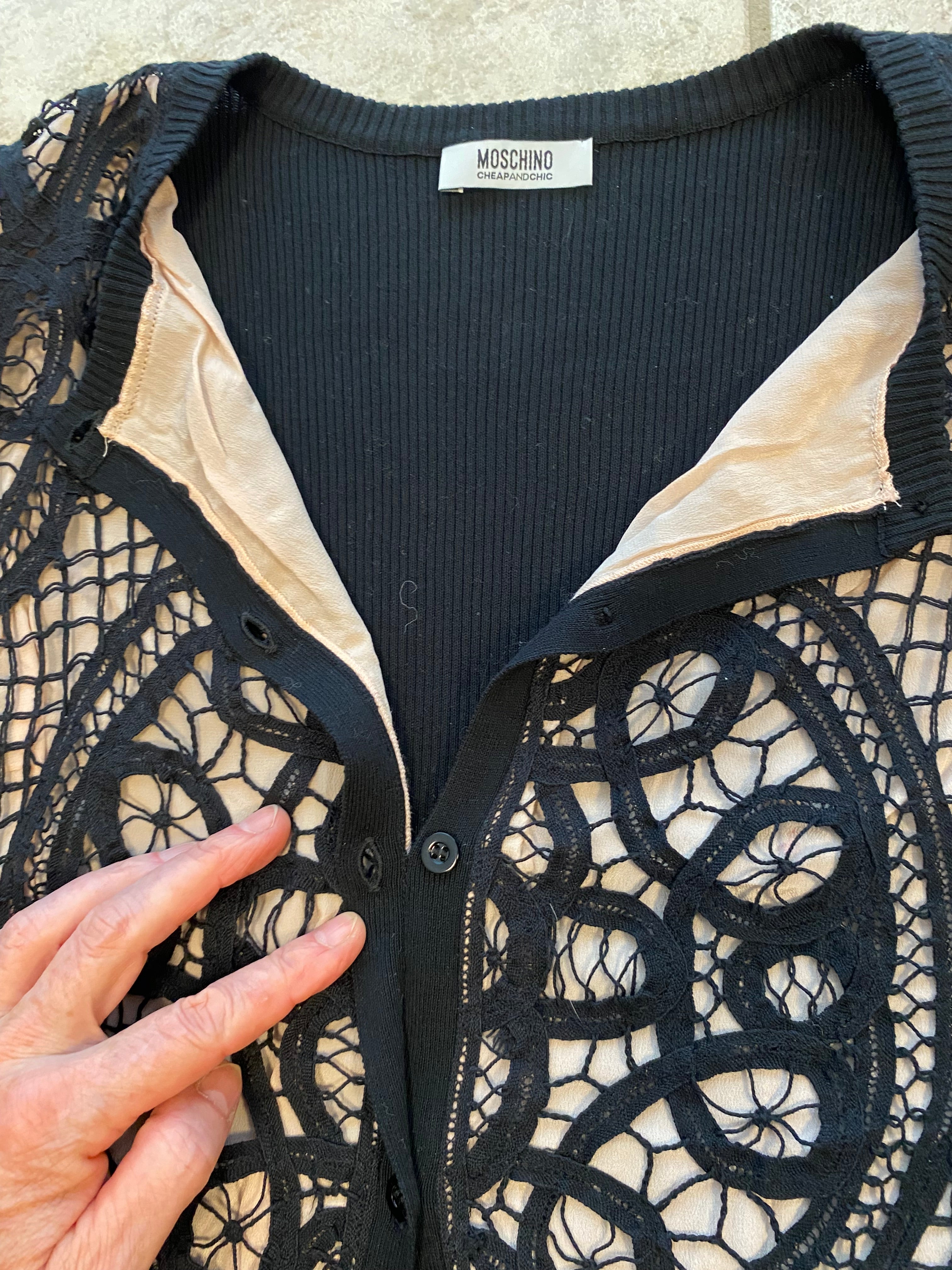 Moschino Cheap and Chic Cardigan - Macramé Spitze - Schwarz/Puder-Nude, Gr.
36/38/40 (Neupreis circa 500 €).
