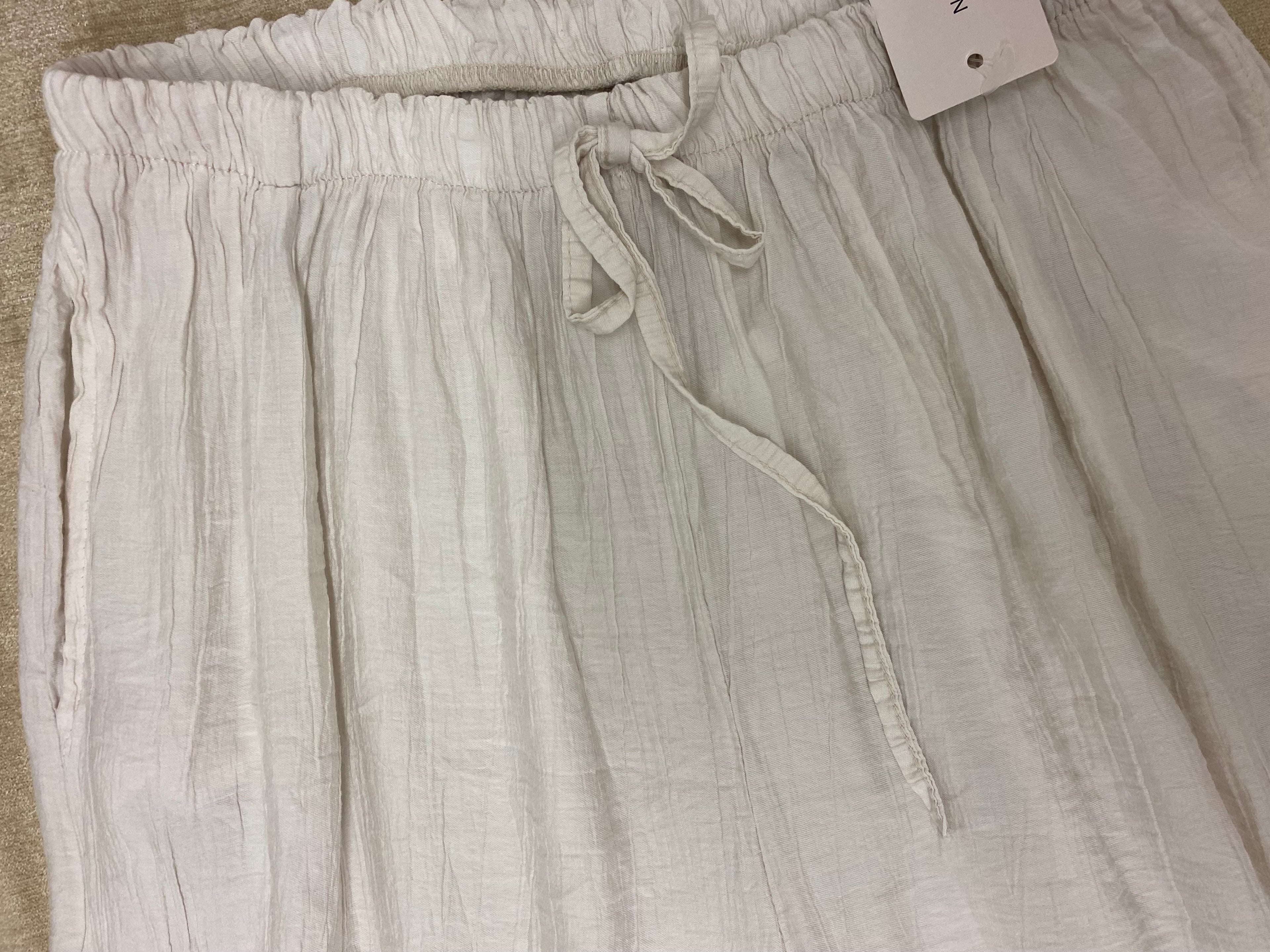 Sommerliche Palazzo-Hose in Off-White – Crinkle-Optik – One Size (Gr 38-44)