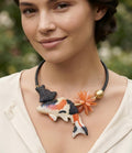 Ein Kunstwerk, das zum Leben erwacht – Handgefertigtes Koi-Collier von Anna Mütz