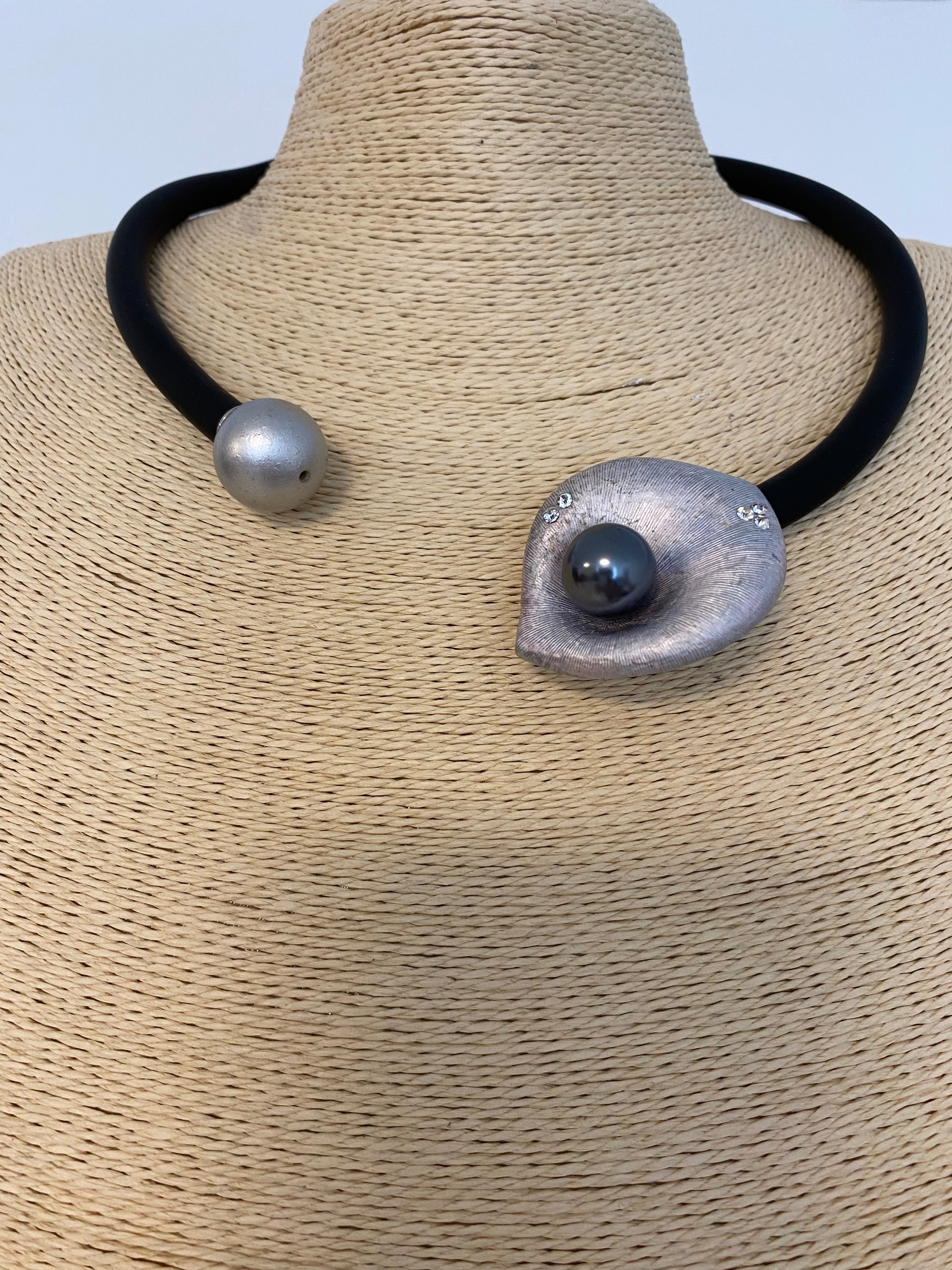 Designer-Collier/ Halsreif aus Kautschuk, Design Anna Mütz, Blüte im Industrial Chic mit Perle